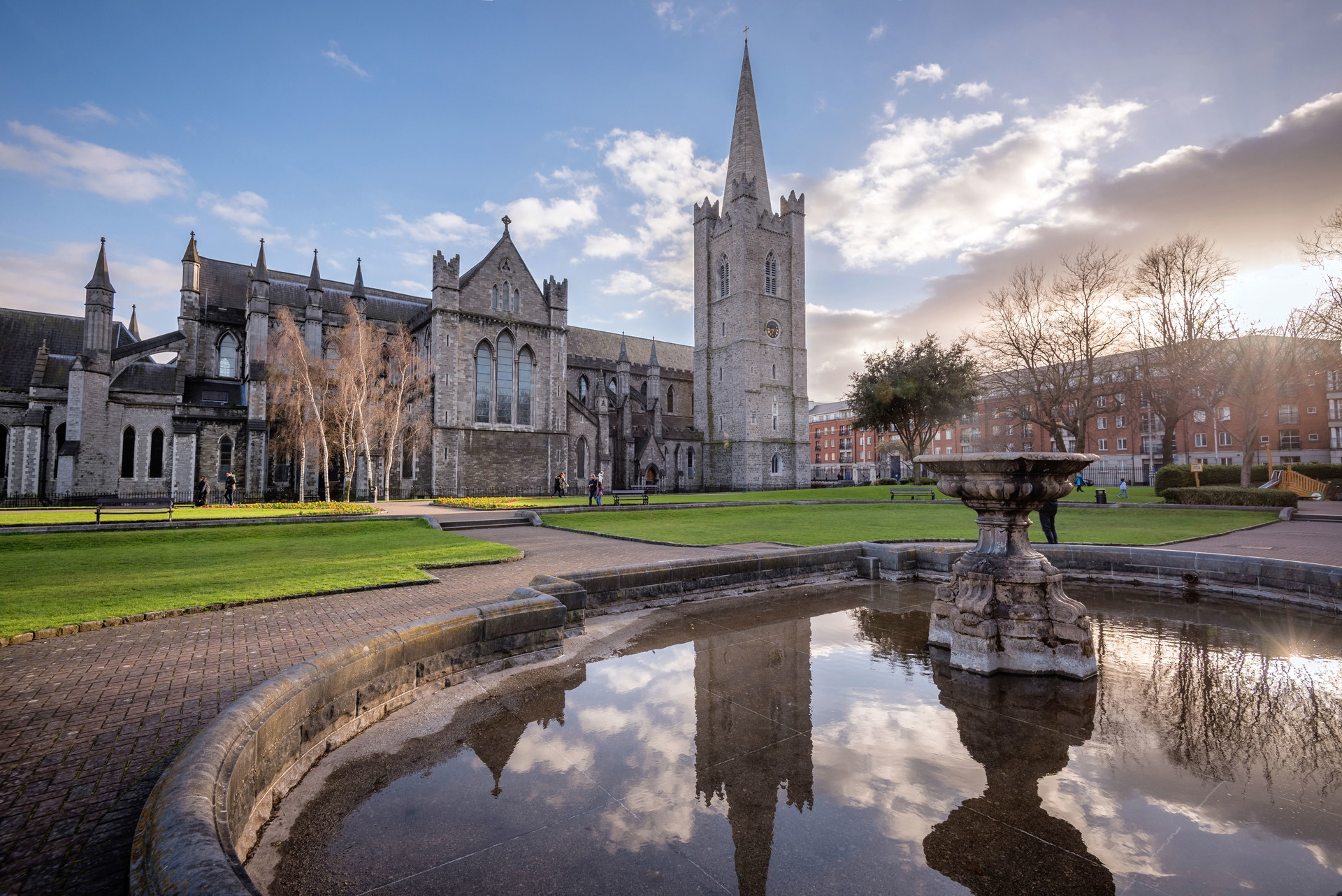 St Patrick’s Cathedral:&nbsp;Seit 1191 »Ihr Kirchturm stammt aus dem 14. Jahrhundert und markiert den Rand der mittel-alterlichen Stadt. Ein historisch komplexes, vielschichtiges Stadtviertel, mit der perfekt -erhaltenen Marsh’s Library - als verstecktes Juwel.«