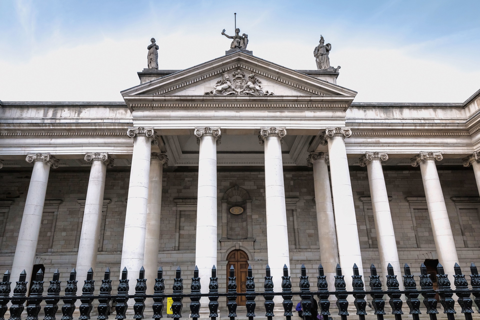 College Green, Parliament House und Bank of Ireland:&nbsp;Edward Lovett Pearce, 1729 »Pearce veränderte die irische Architektur komplett. College Green ist das architektonische Epizentrum der Stadt, ihr Treffpunkt, umgeben von Pearces monumentalen Bauwerken mit enormer Präsenz.«