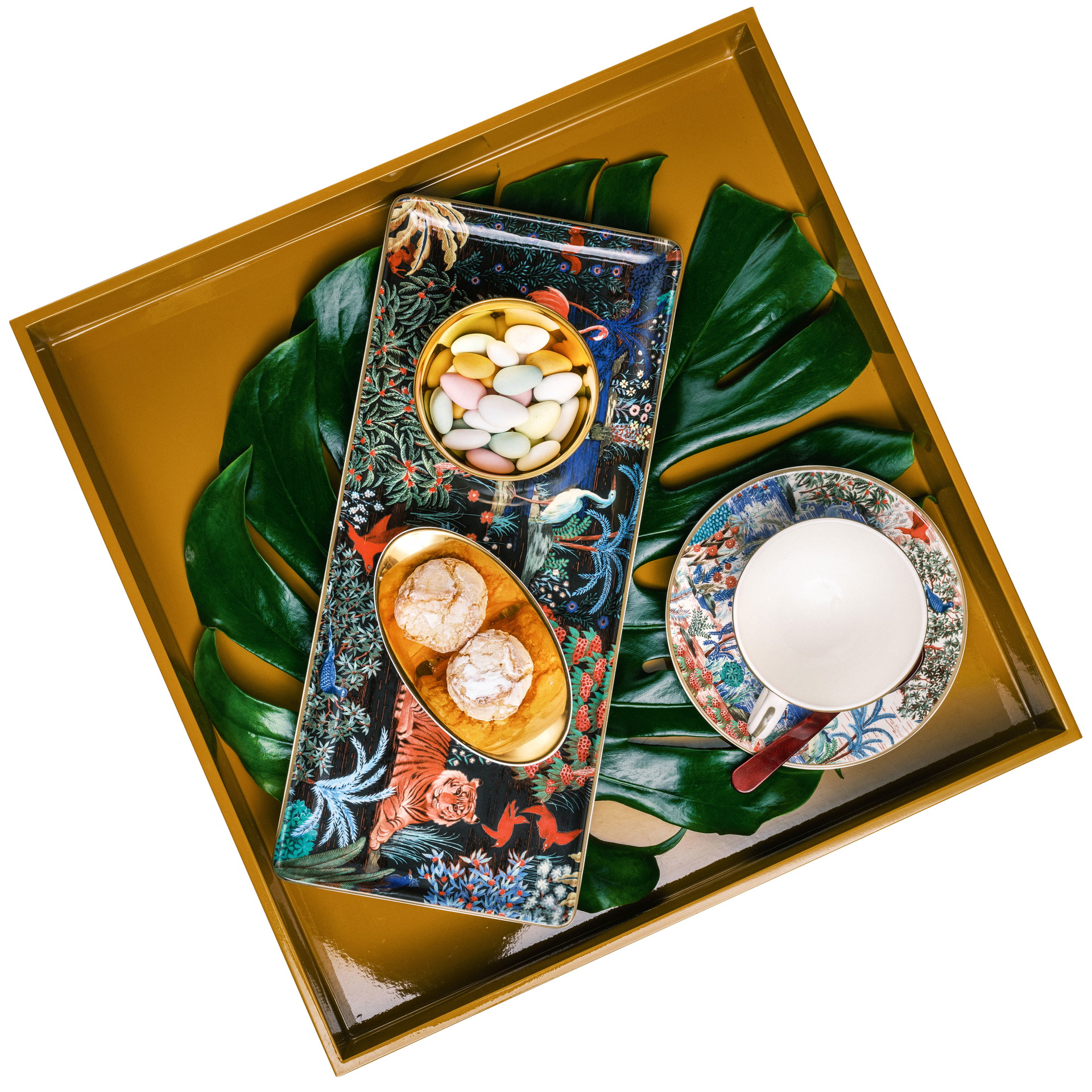 Schälchen mit Goldrand von Augarten,&nbsp;Ovale Schale von Dibbern,&nbsp;lackiertes Tablett von Table Stories via Albin Denk am Graben.