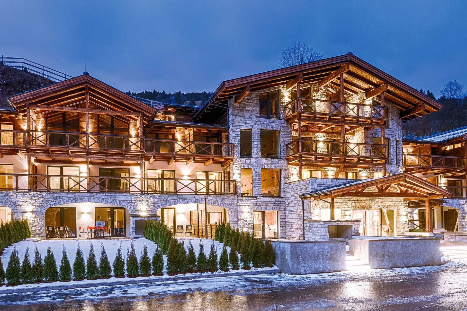 Design-Suite &amp; Penthouse: In Saalbach werden gemütliche Apartments und bestens ausgestattete Design-Penthäuser zum Verkauf angeboten – mit allem, was das Herz begehrt: Garagenplätze, mehrere Badezimmer, Fußbodenheizung und bis zu sechs Zimmer. Saalbach ist gerade wegen seiner groß-zügigen Pistenwelt und der jährlich stattfindenden Ski-Weltcup-Rennen eine gute Wertanlage. Die Suiten kosten rund 320.000 Euro, für ein Penthouse hingegen legt man 849.000 Euro auf den Tisch. ferstl-immo.com