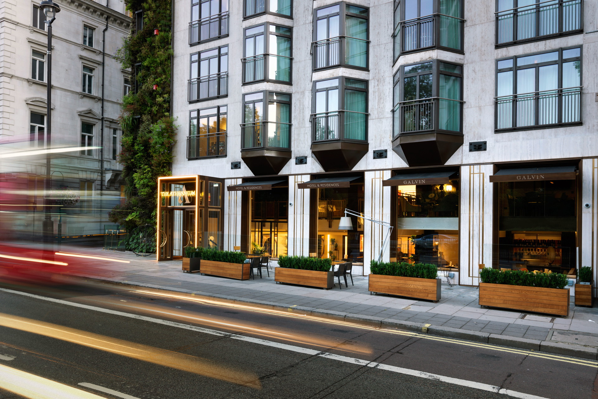 Athenaeum, London:&nbsp;Im Luxusviertel Mayfair gelegen, bietet das edelrenovierte Hotel insgesamt 18 Townhouse Residences mit 50 Quadratmetern inklusive Küche, eigenem Zugang, Spa und 24-Stunden-In-Room-Dining-Service. athenaeumhotel.com