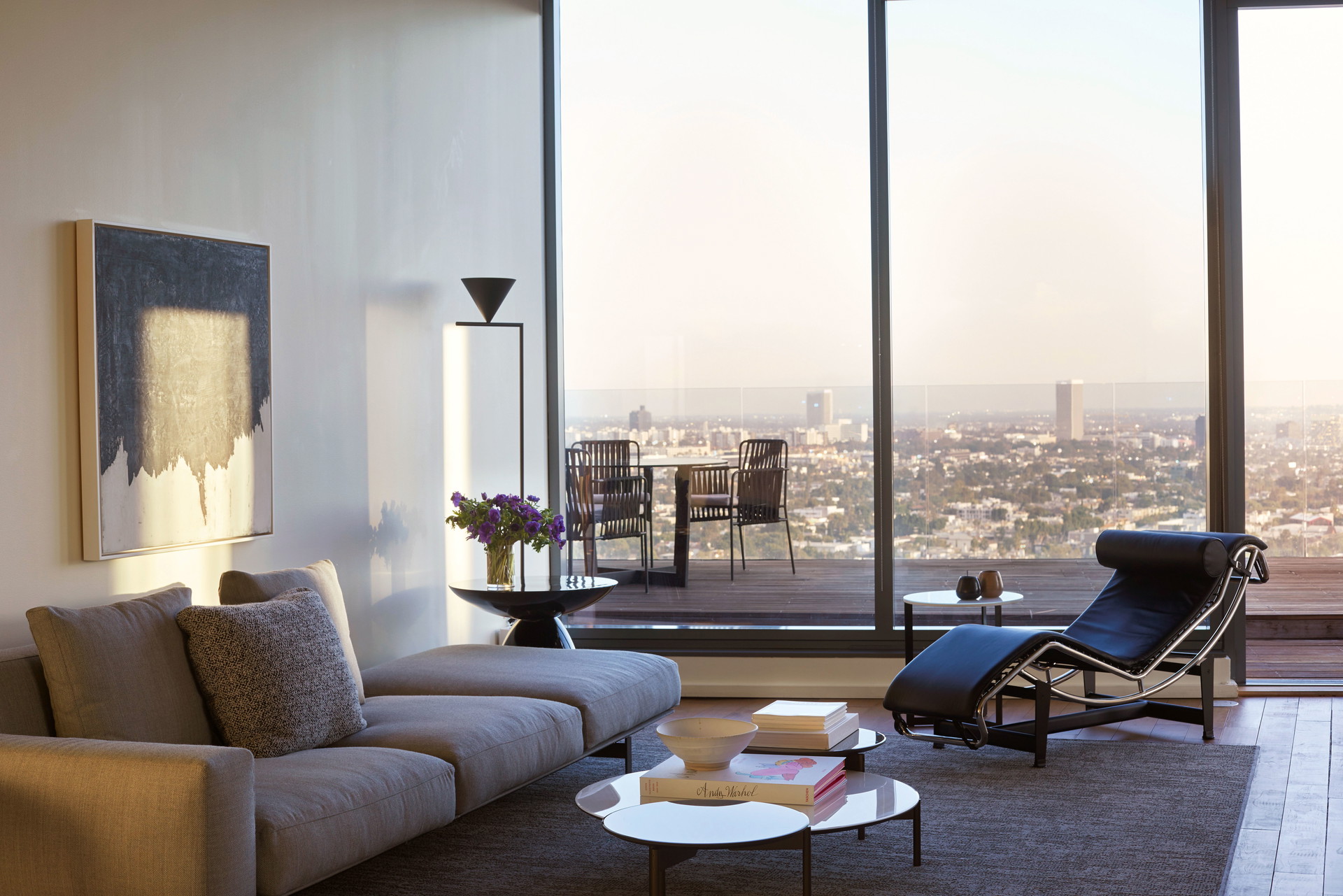 AKA West Hollywood, Los Angeles:&nbsp;Die AKA-Kette hat sich auf Extended Stay spezialisiert, dementsprechend professionell ist auch ihre Filiale in L. A. mit 88 Apartments und Suites. Vom Balkon blickt man auf den »Hollywood«-Schriftzug, und es wäre nicht L. A., gäbe es nicht ein hauseigenes Yogastudio und Kino. stayaka.com