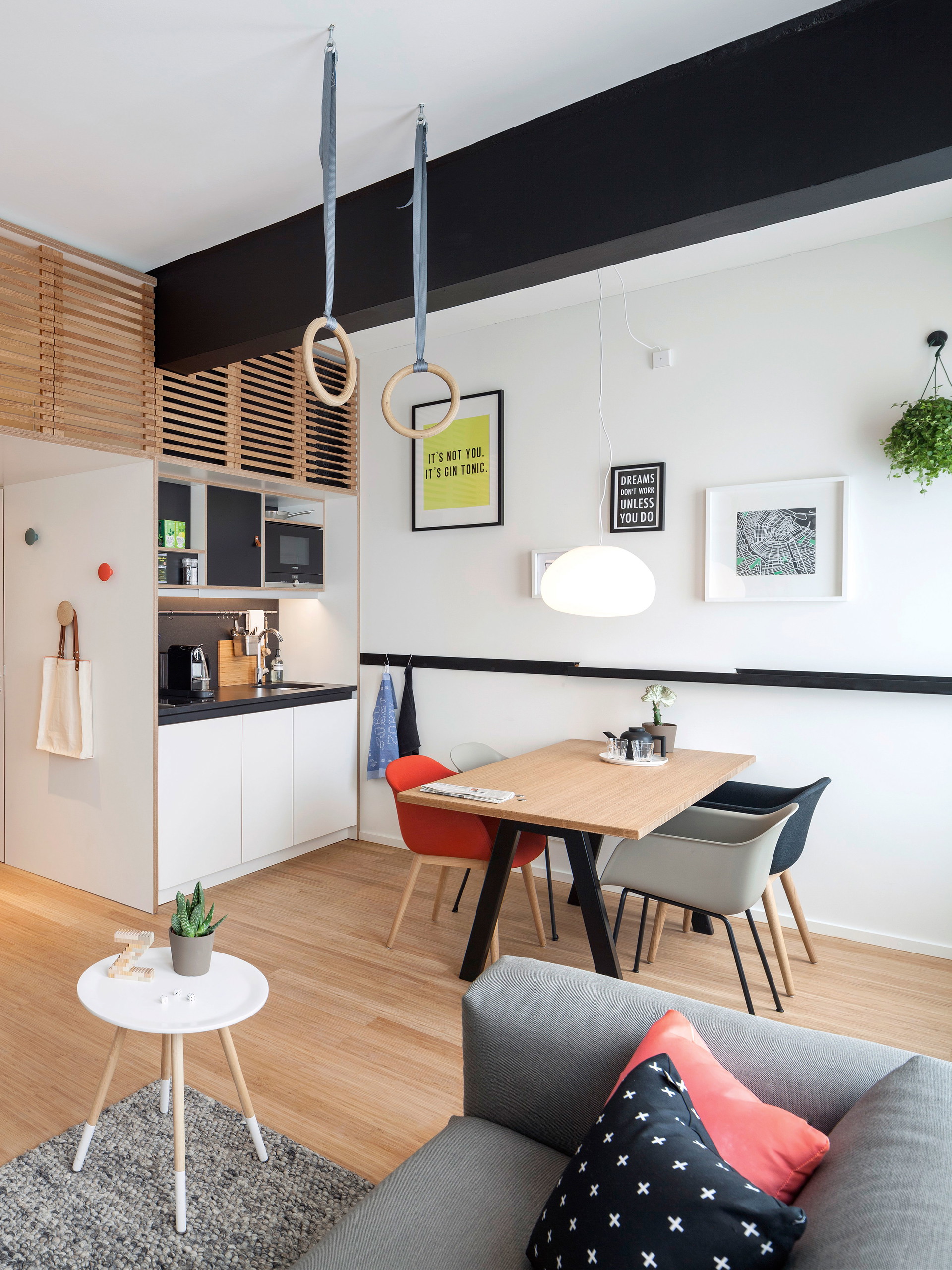 Zoku XL, Amsterdam:&nbsp;Als Homeoffice-Hybrid zielt das »Zoku« vor allem auf urbane Arbeitsnomaden ab, die individuellen Lofts lassen dank erhöhtem Bett-Podest genug Platz zum Entspannen und Konzentrieren. livezoku.com