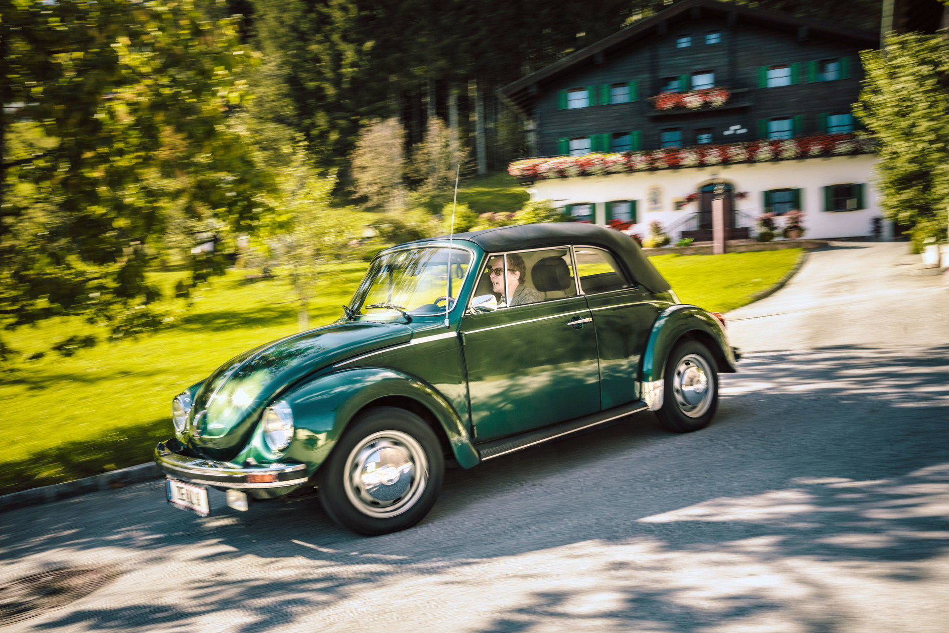 Fahrstunde: Ferdi Porsche machte seine ersten automobilistischen Erfahrungen auf bodenständigem Gerät: Einem Käfer Cabrio und eine Puch Haflinger. Am Angstsitz saß seine Mutter.