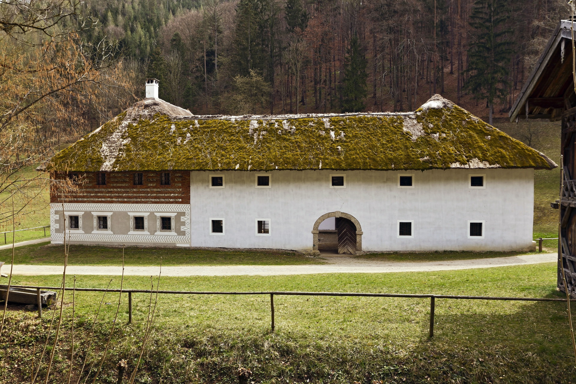 Daheim ist daheim:&nbsp;Ich komme von einem Vierkanthof aus dem Mostviertel. Regelmäßig und gerne komme ich nach Hause. Dort ist einfach Ruhe und kein Big City Life. Das genieße ich.
