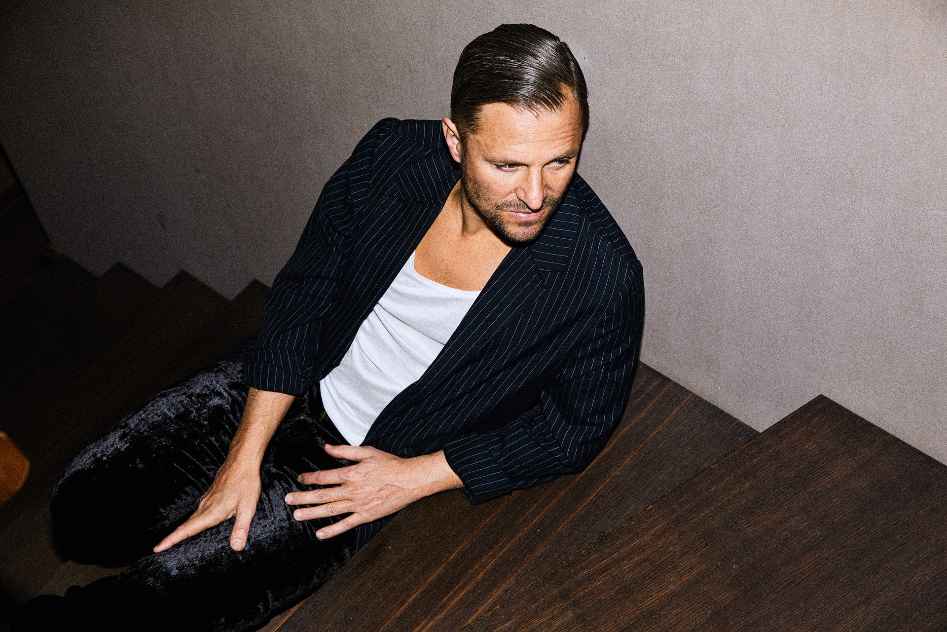 Weißes Tanktop und Samthose von Saint Laurent (bei Amicis); gestreiftes Sakko von Ute Ploier