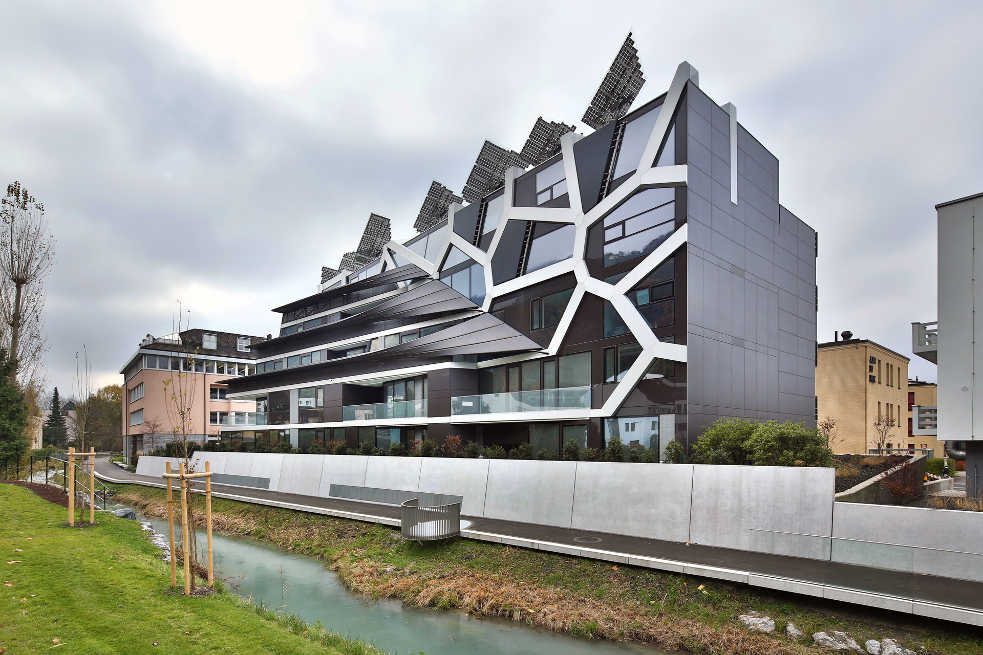 ACTIVE ENERGY BUILDING, VADUZ: Das »active energy building« (a.e.b.) in Liechtenstein ist Resultat eines jahrelangen Forschungsprojekts der Wiener Büros falkeis architects. Zum Einsatz kamen nicht nur hochbelastbarer UHPC-Beton und innovative Heiz- und Kühltechnologien, sondern auch sogenannte Phase Change Materials (PCM), die als Energiespeicher fungieren und den technischen Effizienzgrad des Hauses massiv erhöhen. falkeis.com
