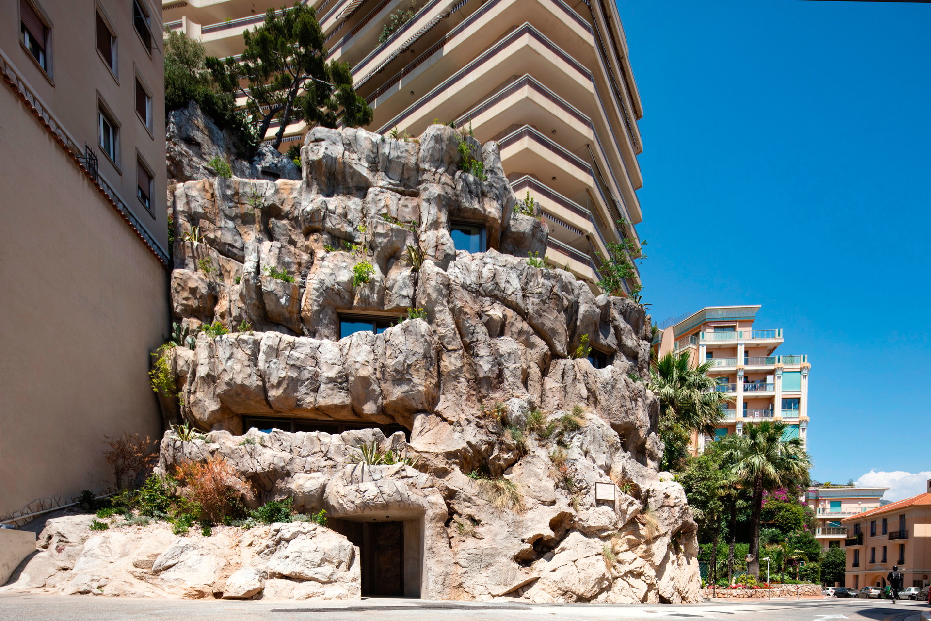VILLA TROGLODYTE, MONTE-CARLO: Dass Architektur und Natur eine Symbiose eingehen können, ohne dabei wie eine Fred-Feuerstein-Hütte auszusehen, beweist die »Villa Troglodyte« des Pariser Architekten Jean-Pierre Lott: Mitten im Zwergstaat Monaco fräste er eine teils unterirdische Luxusvilla in den Fels. Auch in den Wohnräumen ist das Gestein omnipräsent. Dank Geothermie konnte der Energiebedarf um 60 Prozent reduziert werden. jplott.fr