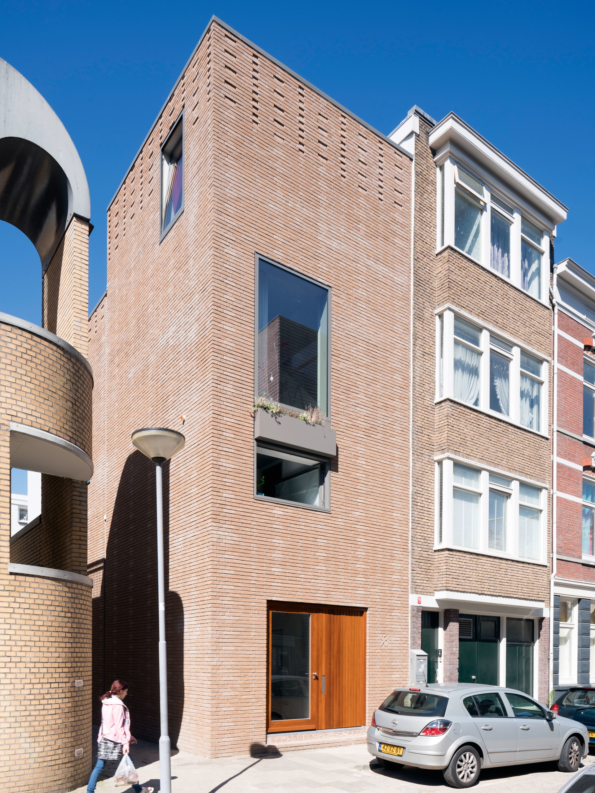 DE GOUVERNEUR, ROTTERDAM: Mitten im Rotterdamer Zentrum steht dieses schmale Einfamilienhaus, das die beiden Architekten Ferry in ’t Veld und Nina Aalbers, die gemeinsam das Büro architectuur MAKEN leiten, für sich gebaut haben. Das Ungewöhnliche daran: Die Fassade wurde aus Recycling-Ziegeln gemauert, die nur zu 30 Prozent aus Lehm und zu 70 Prozent aus Bauschutt aus der lokalen Bauindustrie bestehen. Die Innovation stammt vom holländischen Unternehmen StoneCycling.&nbsp;architectuurmaken.nl, stonecycling.com