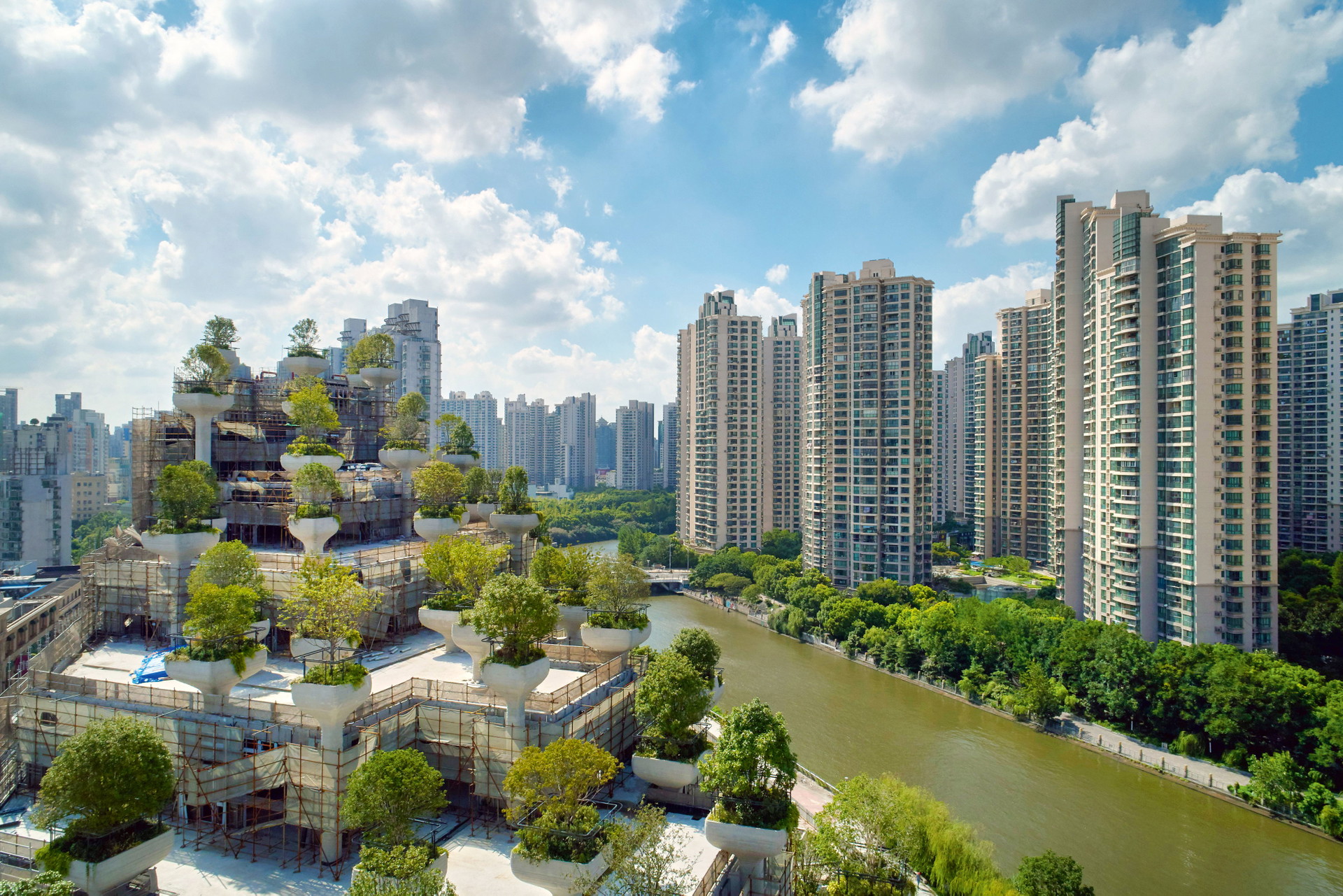 1.000 TREES, SHANGHAI: Für die in Hongkong und Shanghai beheimatete Tian An China Investments Company plante das Londoner Büro Studio Heatherwick dieses grüne Ding, das in der Tat mit rund tausend Baum- und Pflanzentrögen bestückt ist. Die üppige Flora im kürzlich fertiggestellten Komplex soll im smoggeplagten Shanghai gute Dienste erweisen, das Mikroklima verbessern und die Luft filtern und reinigen. Ein Star auf Instagram. heatherwick.com, tiananchina.com