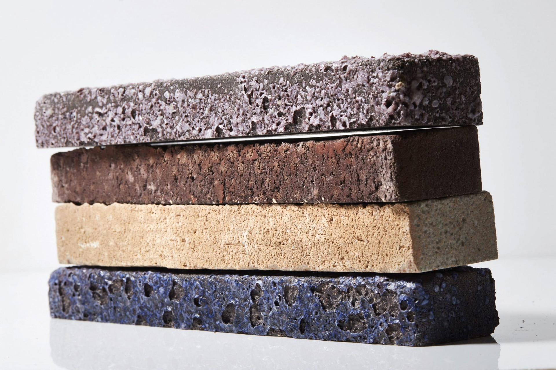 Recycling-Ziegel: Der Recycling-Ziegel ist ein nicht billiger, aber nachhaltiger Ansatz für Umgang mit Bauschutt. Eingearbeitet werden alte Ziegel, Dachziegel, Betonbruch, Altglas sowie Sanitärkeramik. Je nach Rezeptur kommen unterschiedliche Farben zustande. Auf diese Weise hat die holländische Firma StoneCycling bis jetzt rund 500 Tonnen Müll verarbeitet.&nbsp;