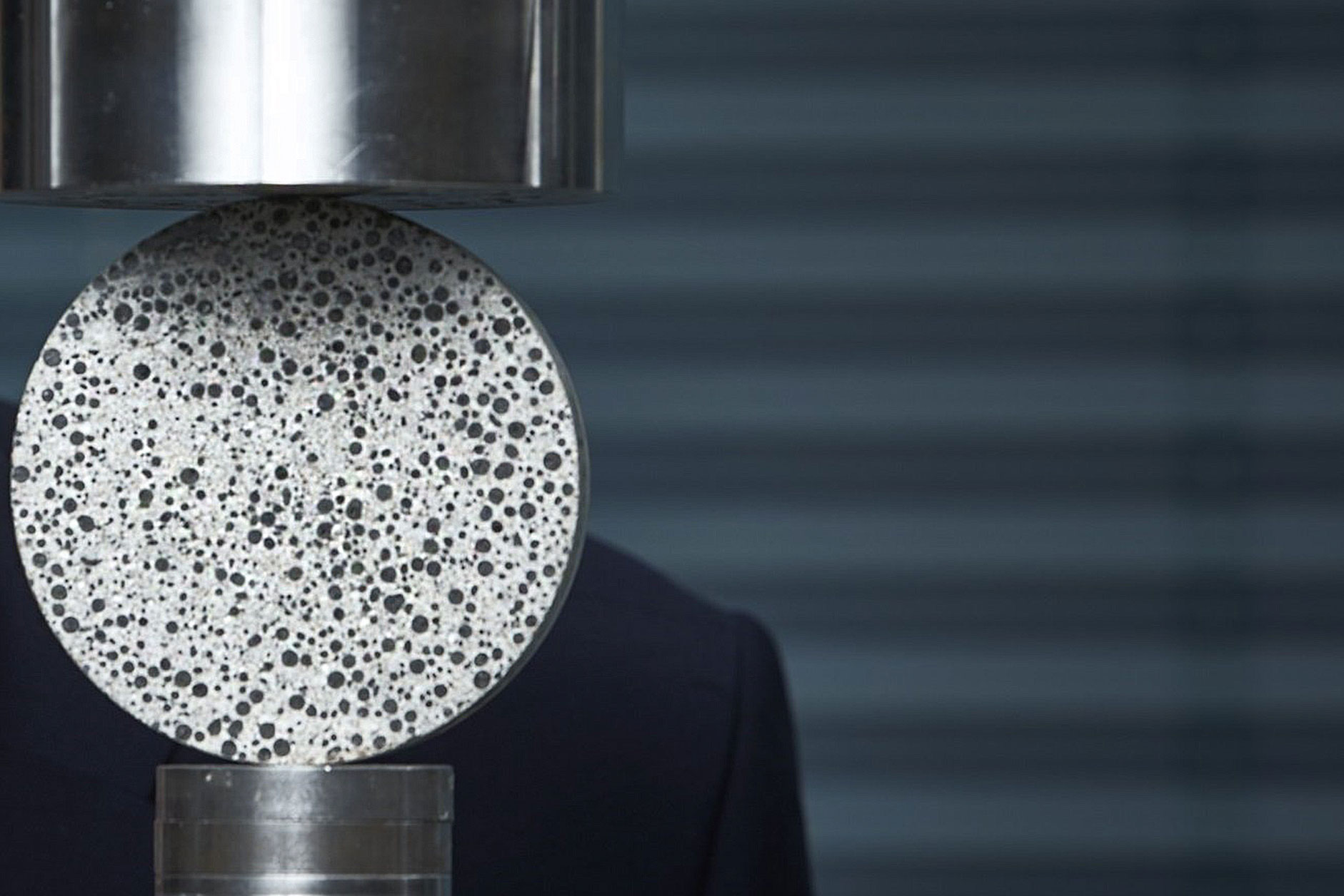 Selbst heilender Biobeton:&nbsp;Risse im Beton? Um die kostspielige Reparatur zu umgehen, entwickelte der niederländische Mikrobiologe Hendrik Jonkers einen Biobeton, in den kalkproduzierende Bakterien injiziert werden. Bei Trockenheit schlafen sie. Sobald Wasser eintritt, erwachen sie zum Leben und scheiden Kalkstein aus, der die Risse wieder verschließt.&nbsp;