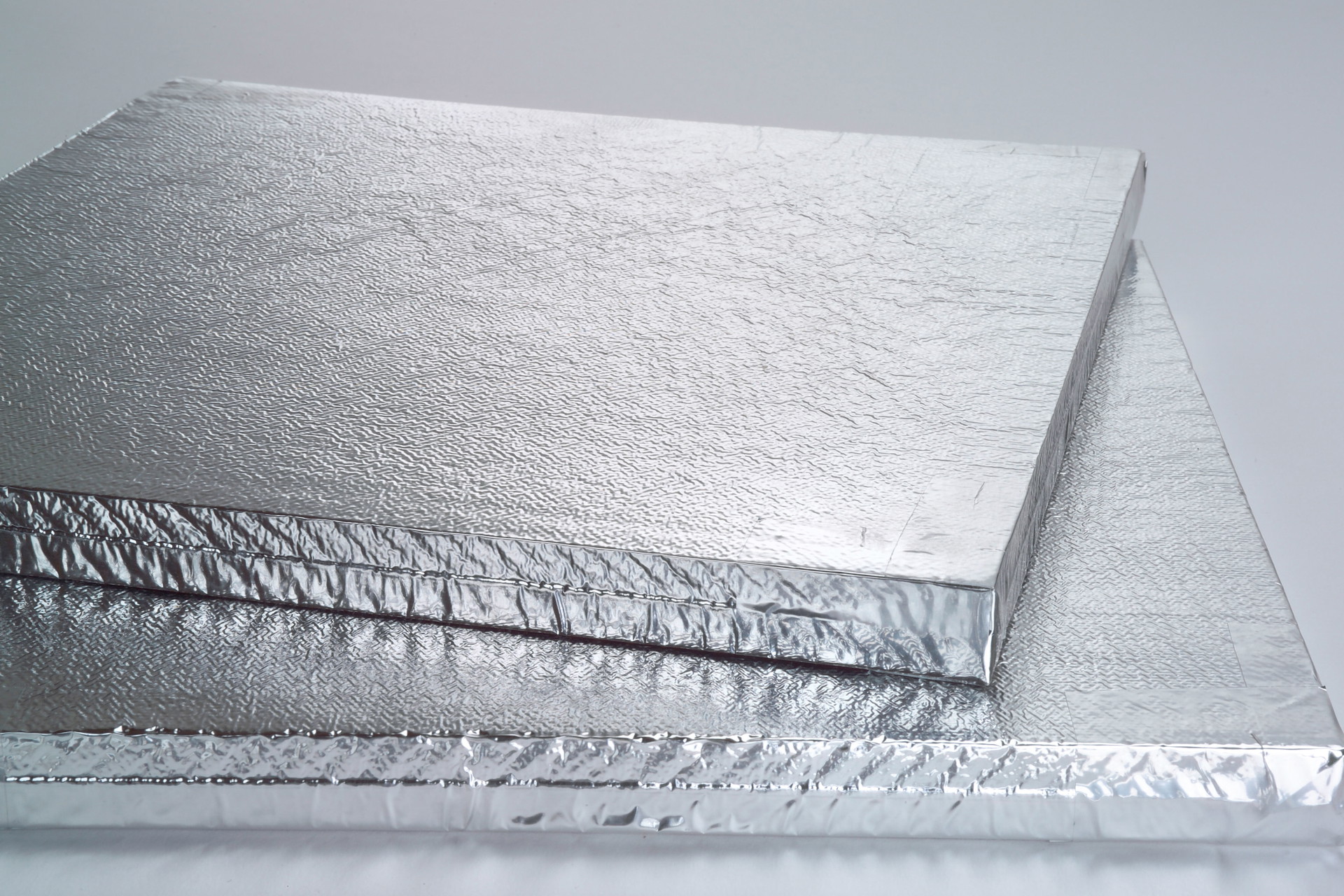 Vakuum Dämmplatten: Nicht billig, aber hocheffizient: Vakuumdämmplatten bestehen aus einem porösen Kernmaterial mit einer hochdichten Hülle. Aus dem Inneren der dünnen Platte wird die gesamte Luft abgesaugt. Das so entstehende Vakuum ist ein perfekter Isolator: Eine zwei Zentimeter dicke Vakuumplatte ersetzt eine 20 Zentimeter dicke Styroporplatte!&nbsp;