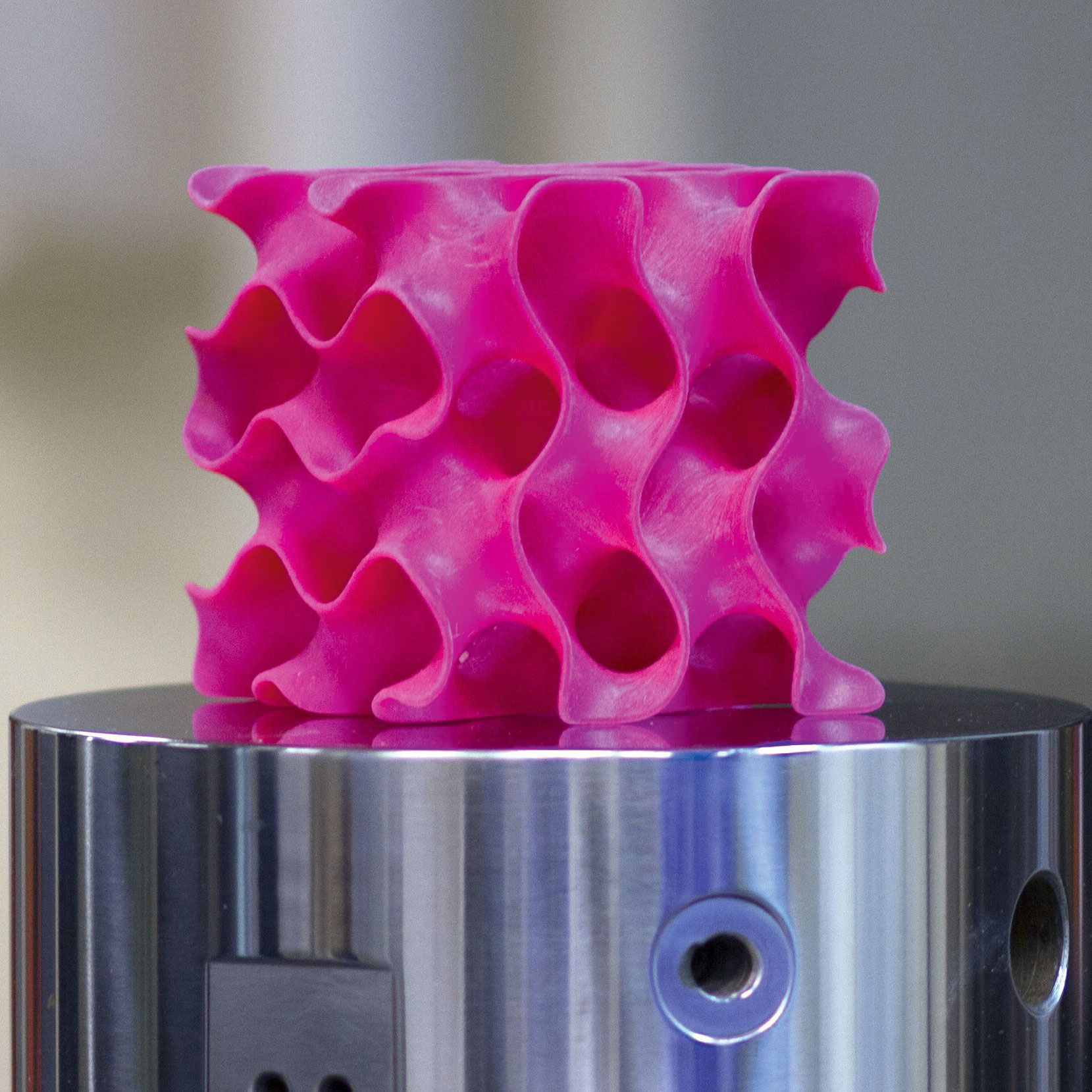 SUPER-MATERIAL: Wissenschaftler des Massachusetts Institute of Technology (MIT) haben ein neues, sogenanntes »Super-Material« aus Graphen-Flocken entwickelt. Chemisch und physikalisch ist das Material beinahe hohl und weist eine extrem geringe Dichte auf. Interessant für die Baubranche ist es allemal – es ist leichter als Plastik und zehnmal so hart wie Stahl.&nbsp;