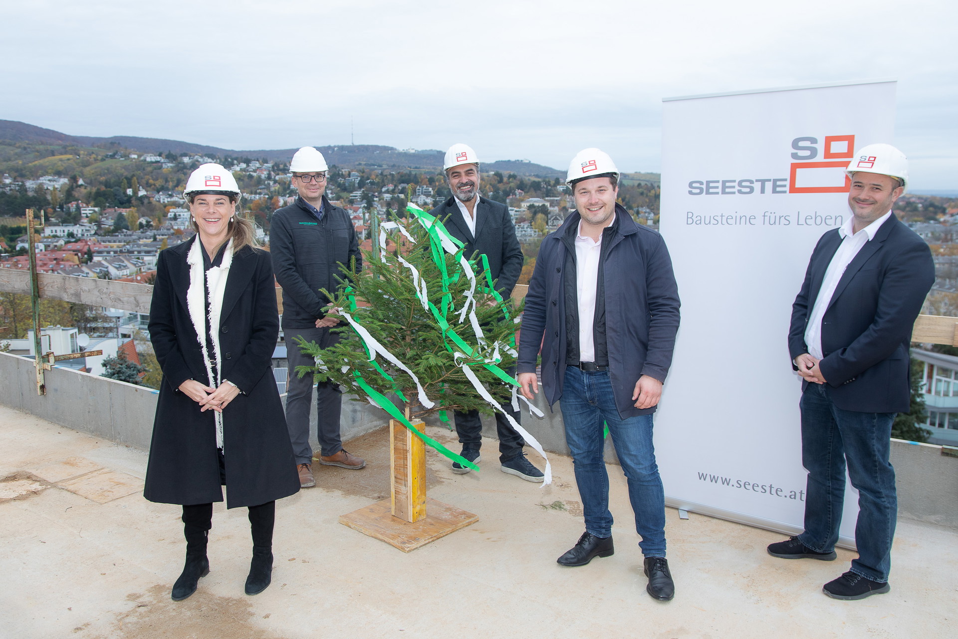 Von links nach rechts:&nbsp;Johanna Seeber, Geschäftsführung SEESTE Bau GmbH, Wolfgang Trink, Prokurist Mandlbauer Bau GmbH, Zaid Al Khafaji, Architekt uma architektur ZT GmbH. Daniel Resch, Bezirksvorsteher Wien Döbling, Nikolaus Hofstätter, Geschäftsführung SEESTE Bau GmbH