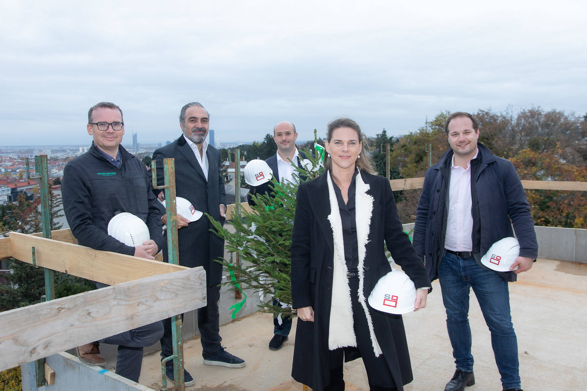 Von links nach rechts:&nbsp;Wolfgang Trink, Prokurist Mandlbauer Bau GmbH, Zaid Al Khafaji, Architekt uma architektur ZT GmbH, Nikolaus Hofstätter, Geschäftsführung SEESTE Bau GmbH, Johanna Seeber, Geschäftsführung SEESTE Bau GmbH, Daniel Resch, Bezirksvorsteher Wien Döbling