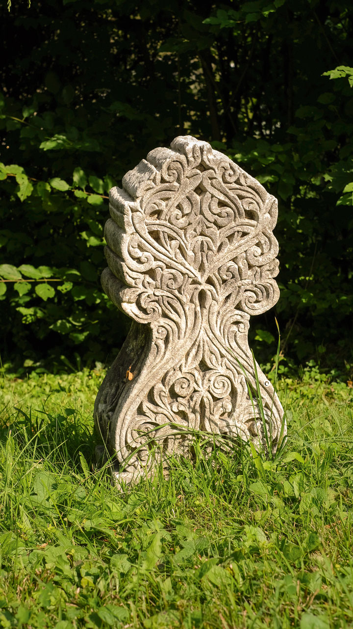 3. Sunduk-Grabskulptur:&nbsp;»Aktuell im Skulpturengarten: Ahnenskulpturen vom Sulu-Archipel (Philippinen). Dieser Grabstein weist ein beeindruckendes Blatt- und Rankenmuster auf.«