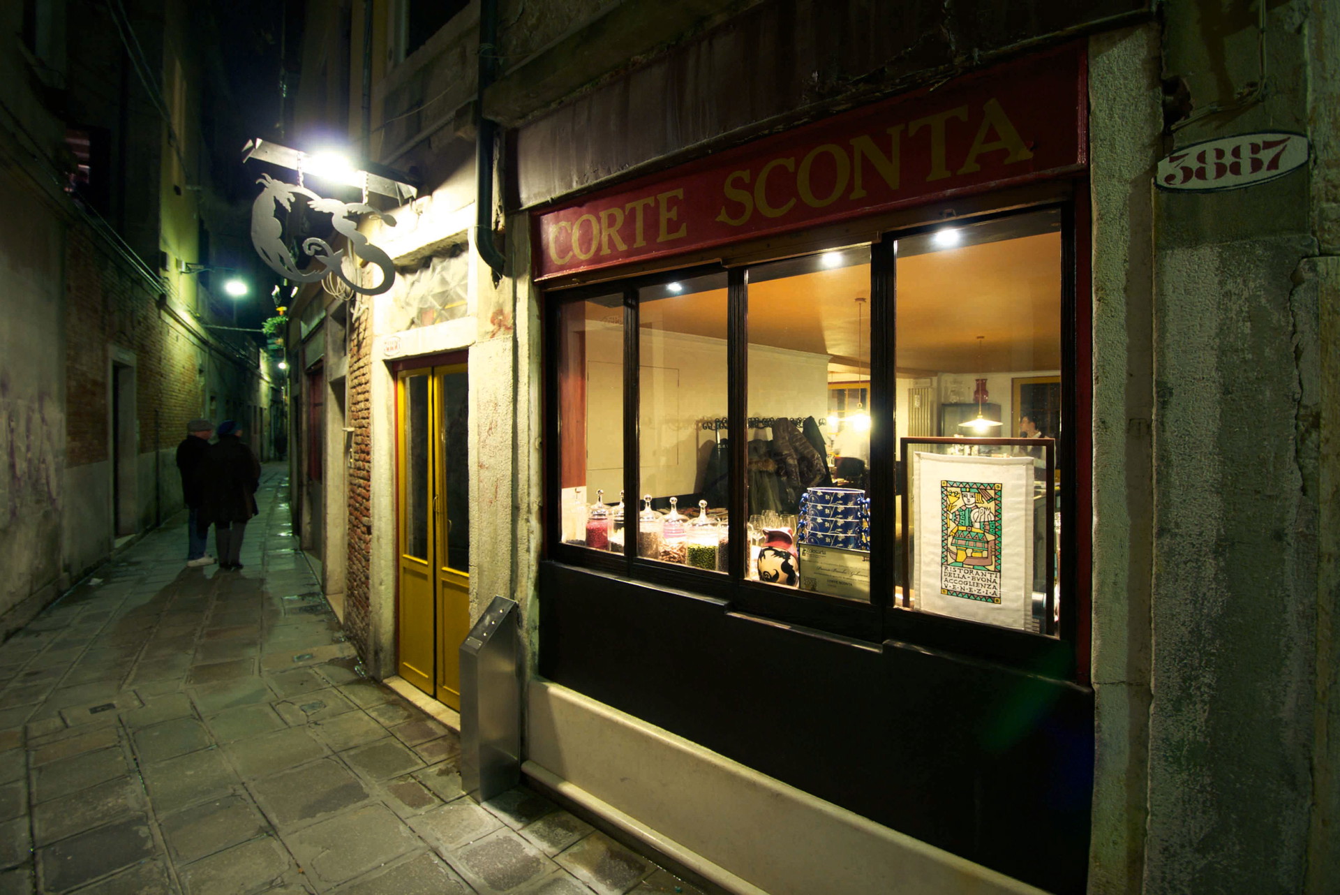 Corte Sconta, Venedig, cortescontavenezia.com: »In der Trattoria ›Corte Sconta‹ genieße ich die veneziani-schen Vorspeisen von der Seespinne bis zu den Sarde in Saor und natürlich die herrliche Fischplatte.«