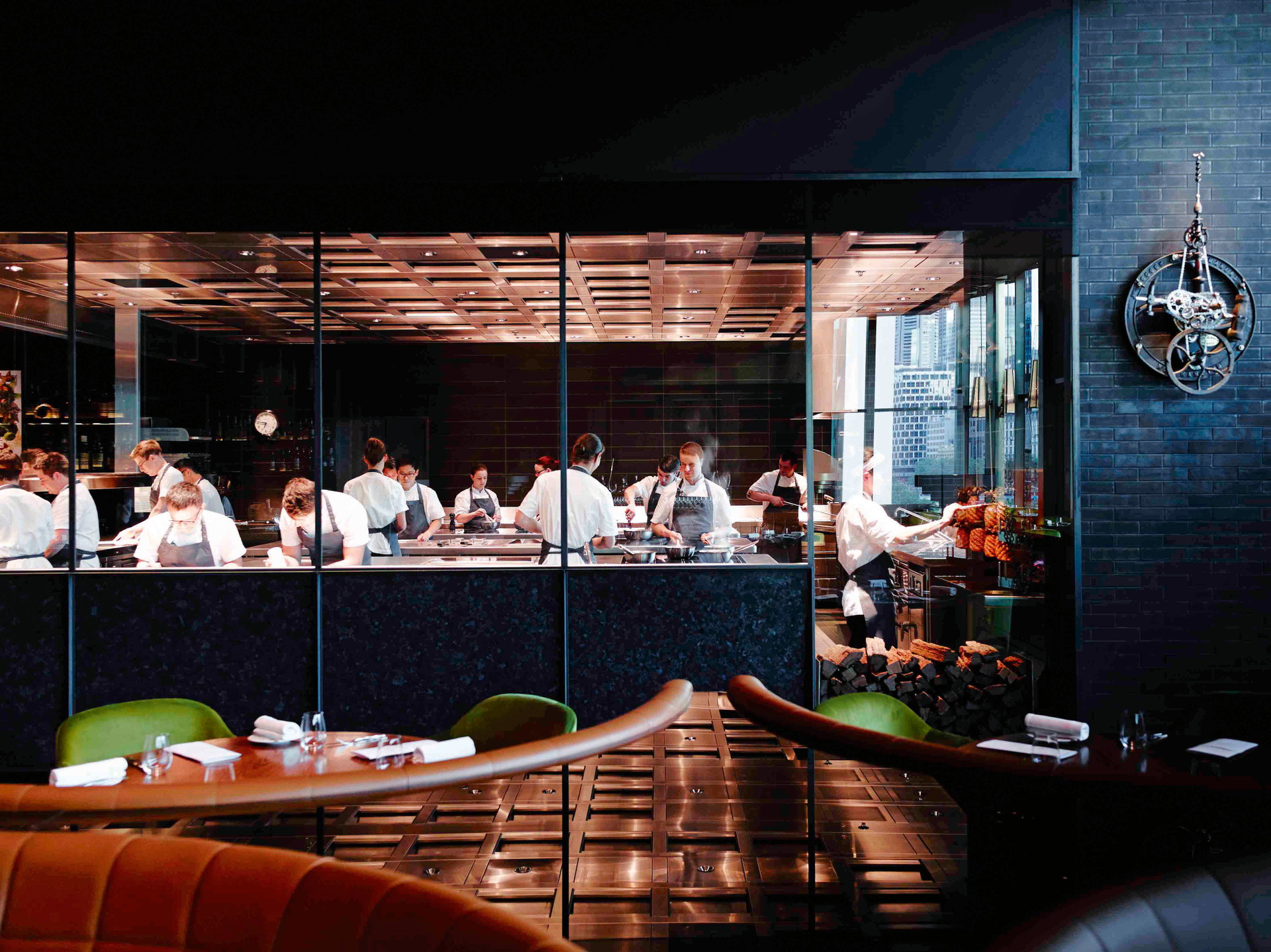 Dinner by Heston Blumenthal, London, dinnerbyheston.co.uk:&nbsp;»Man glaubt es kaum: Auch englische Küche kann gut&nbsp;schmecken – wenn ein Chef wie Heston Blumenthal dahinter steht. Der hat historische englische Rezepte von geröstetem Kabeljau in grüner Sauce bis Hereford Ribeye mit Pilz-Ketchup und Chips ausgegraben – und die schmecken fantastisch.«