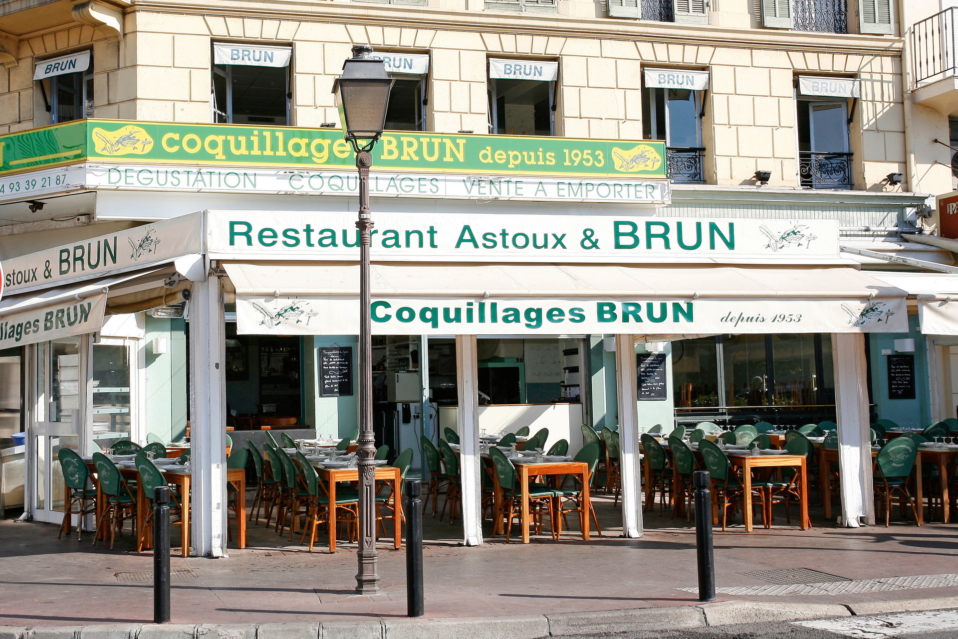 Astoux &amp; Brun, Cannes, chezastoux.com: »Die besten Austern an der Côte d’Azur! Die freundlichen Garçons öffnen sie vor meinen Augen und passen auf, dass keine schlechte dabei ist. Meine Côte-d’Azur-Diät: sechs Fines de Claire, sechs Gillardeau und eine kleine Flasche Chablis.«