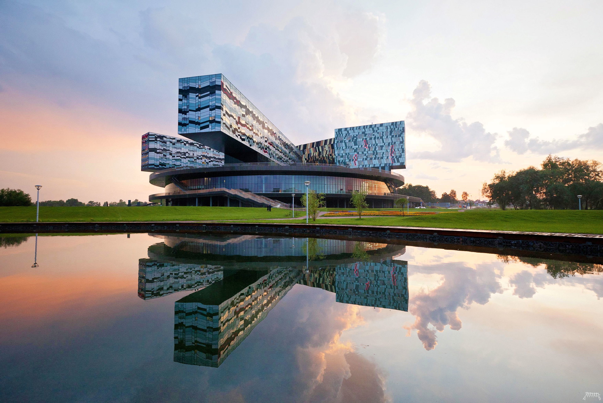 Ausladend und einladend: Den Campus der Moscow School of Management in Skolkovo (2010) konzipierte David Adjaye als Referenz an die Kunst von Kasimir Malewitsch.


