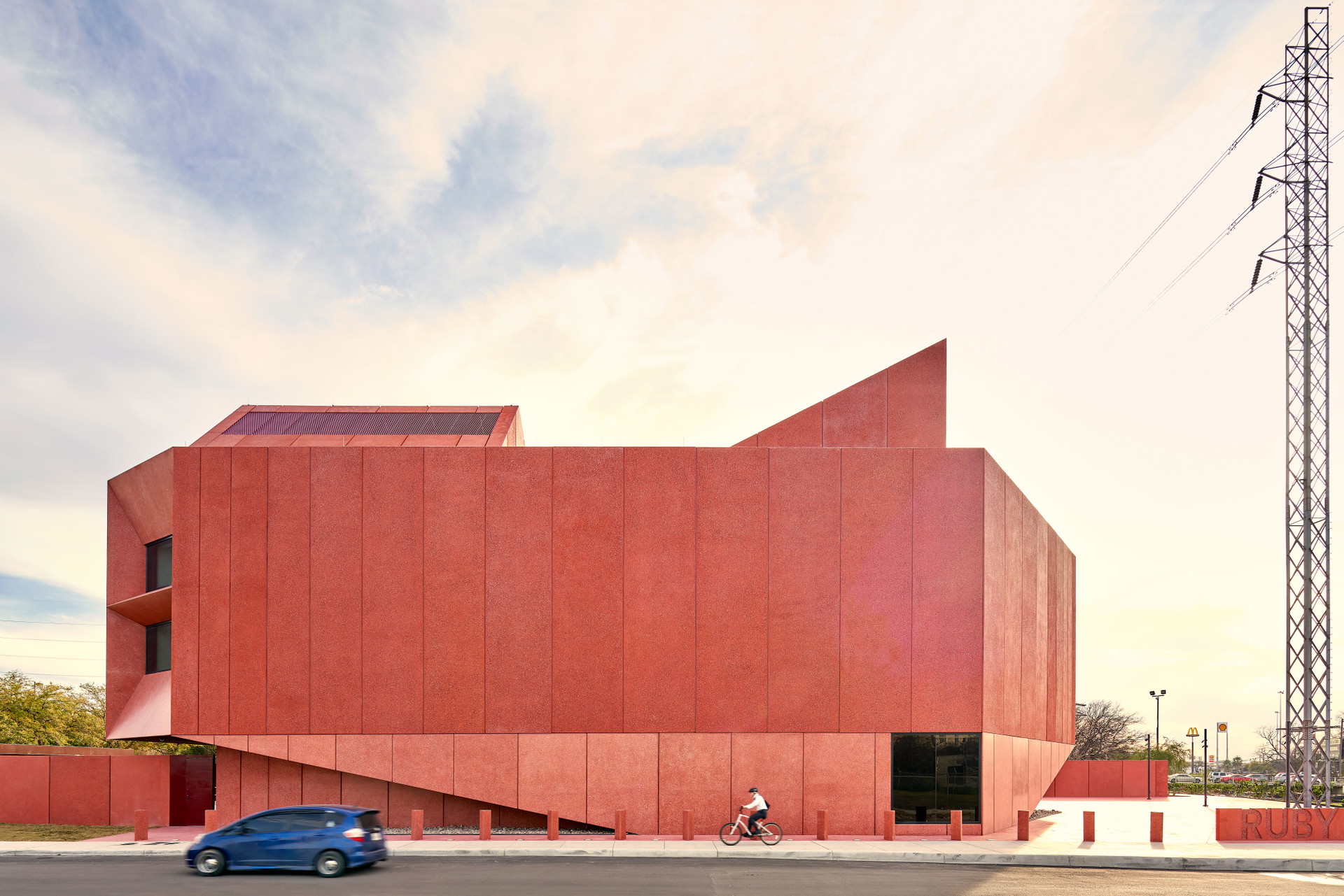 Wüsten-Rot:&nbsp;Die scharfkantige Form des Ruby City Art Center in San Antonio, Texas, steht mit seiner feurig leuchtenden Farbe in aufregendem Spannungsverhältnis zur örtlichen Architektur.