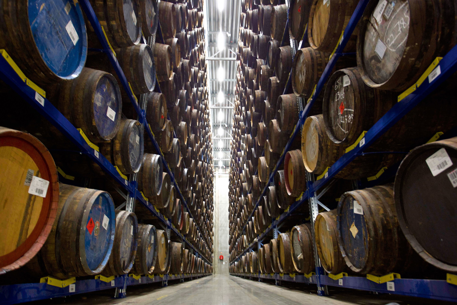 Gigantisch: Das Fasslager des größten Aquavit-Erzeugers »Arcus« in Hagan (Norwegen) zeigt die Dimension, die der »Kümmelschnaps« im Norden Europas besitzt.