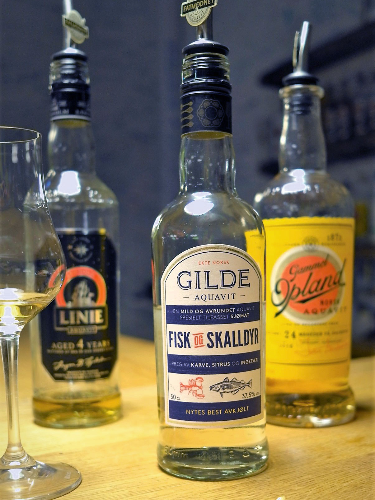 Fix zum Fisk:&nbsp;Zu Fisch gehört der Aquavit im Norden dazu wie Bier zum Gulasch. Neu sind eigene Varianten wie »Grill-Aquavit« oder »Skalldyr« (für Schalentiere).