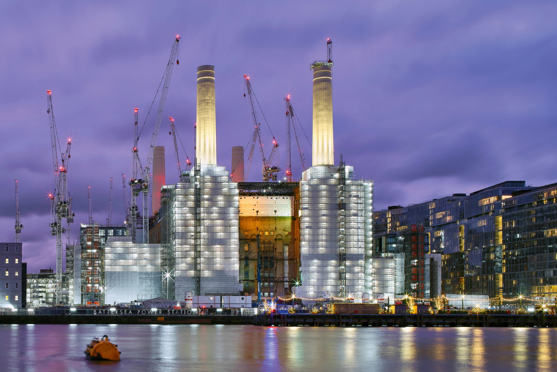Battersea Power Station:&nbsp;Eine Kathedrale aus Ziegelsteinen mit vier weißen Schloten als Türmen: Seit 1935 ist die monumentale »Battersea Power Station« ein Wahrzeichen am Themseufer. Zu Spitzenzeiten erzeugte sie ein Fünftel des Stroms in ganz London, 1975 wurde sie stillgelegt. Zahllose Pläne für eine Umstrukturierung scheiterten, doch heute ist sie das Zentrum des Südlondoner Boom-Viertels Nine Elms: Restaurants, Shopping, Freizeit, Luxusapartments und 116.000 Quadratmeter Büro-fläche – ein Viertel davon werden ab 2021 die Headquarters von Apple beziehen. batterseapowerstation.co.uk