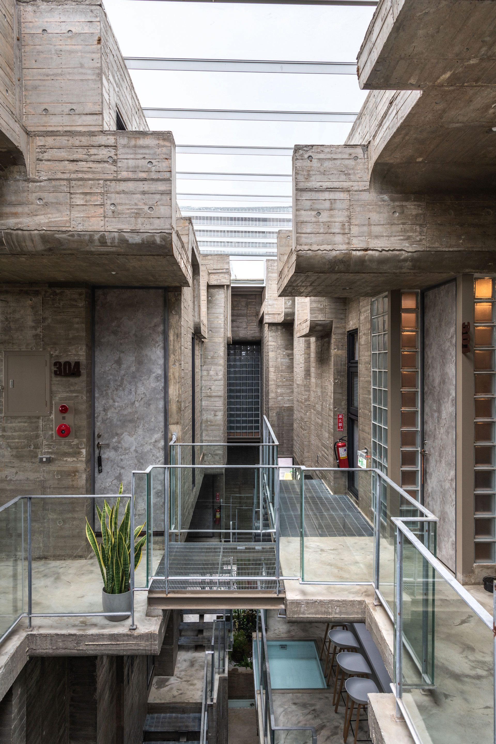 ENiSHI RESORT VILLA, Taiwan:&nbsp;Mit klassischer Hotelarchitektur hat dieses ungewöhnliche Luxusresort in Taiwan nicht mehr viel zu tun. Architekt Norisada Maeda und sein Büro N&nbsp;Maeda Atelier haben den Hotelkorridor neu definiert und zu einer urbanen, metertiefen Schlucht mit Stegen, Treppen und Balkonen ausgebaut. Höhenangst sollte man hier nicht haben! Die konkrete Form des Gebäudes und seiner Hotelzimmer orientiert sich – kein Schmäh – an der EKG-Kurve des Bauherrn.