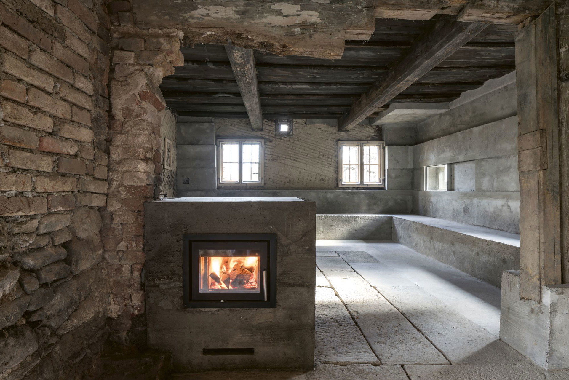 HAUS AM SCHEDLBERG, Arnbruck, Bayern: Abreißen oder bewahren? Der Münchner Architekt Peter Haimerl entschied sich dafür, die teilweise morsche Holzhausruine aus dem Jahr 1820 zu erhalten und sie an ihren schwächsten Stellen mit brutalistischen Betonbalken aufzufüllen. Nach rund 60 Jahren Leerstand kommt das desolate Haus im Osten Bayerns auf diese Weise zu einem Leben nach dem Tod – als Seminar-Location und Event-Space der etwas anderen Art. peterhaimerl.com, urbnet.de