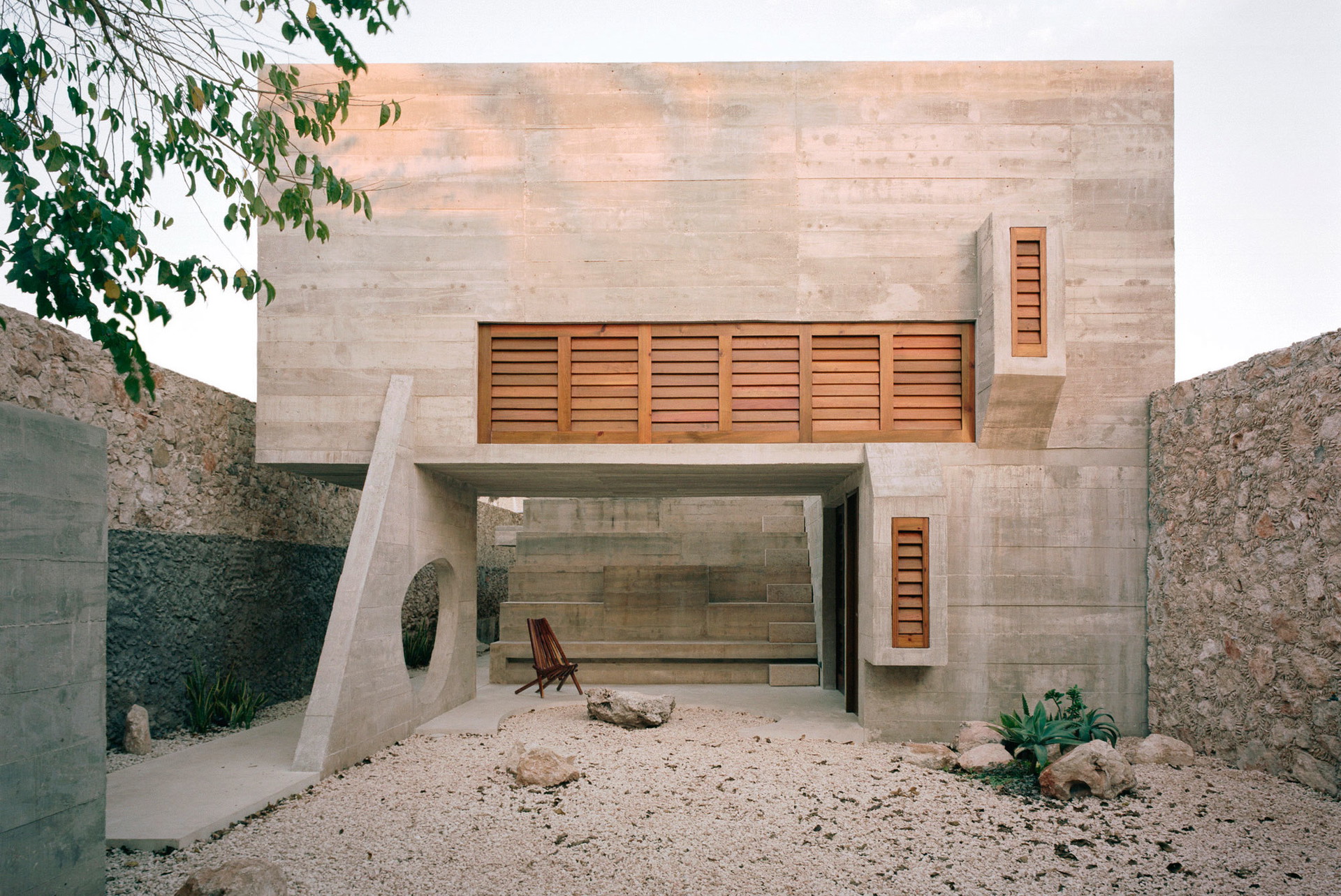 CASA MÉRIDA, Yucatán, Mexiko:&nbsp;Das brutalistische Betonhaus aus der Feder des mexikanischen Architekten Ludwig Godefroy ist ein stilles Kleinod im Stadtzen-trum von Mérida. Hauptdarsteller auf diesem sehr schmalen, dafür aber 80 Meter langen Grundstück ist nackter, unverputzter Beton, der sich nicht nur außen, sondern auch im Innenraum an Boden, Wand und Decke zeigt. Dank heimischem Kiefernholz ist der Gesamteindruck alles andere als kalt und abweisend.&nbsp;ludwiggodefroy.com