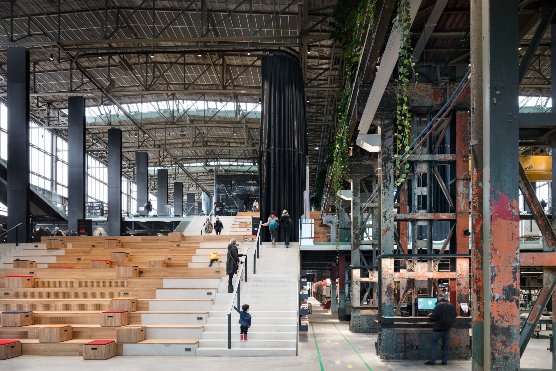 lochal, Tilburg, Niederlande:&nbsp;Der Umbau der alten Lokomotivhalle zur Stadtbibliothek zählt zu den außergewöhnlichsten Projekten Europas. Sowohl die Stadtverwaltung als auch die involvierten Architekten setzten alles daran, den herben Charme der einstigen Fabriks- und Reparaturhalle zu bewahren. Dazu gehört auch, dass auf hoch-moderne Baustoffe und Technologien bewusst verzichtet wurde. Stattdessen gibt es ganz schön viel Patina. lochal.nl, civicarchitects.eu, mecanoo.nl, braaksma-roos.nl