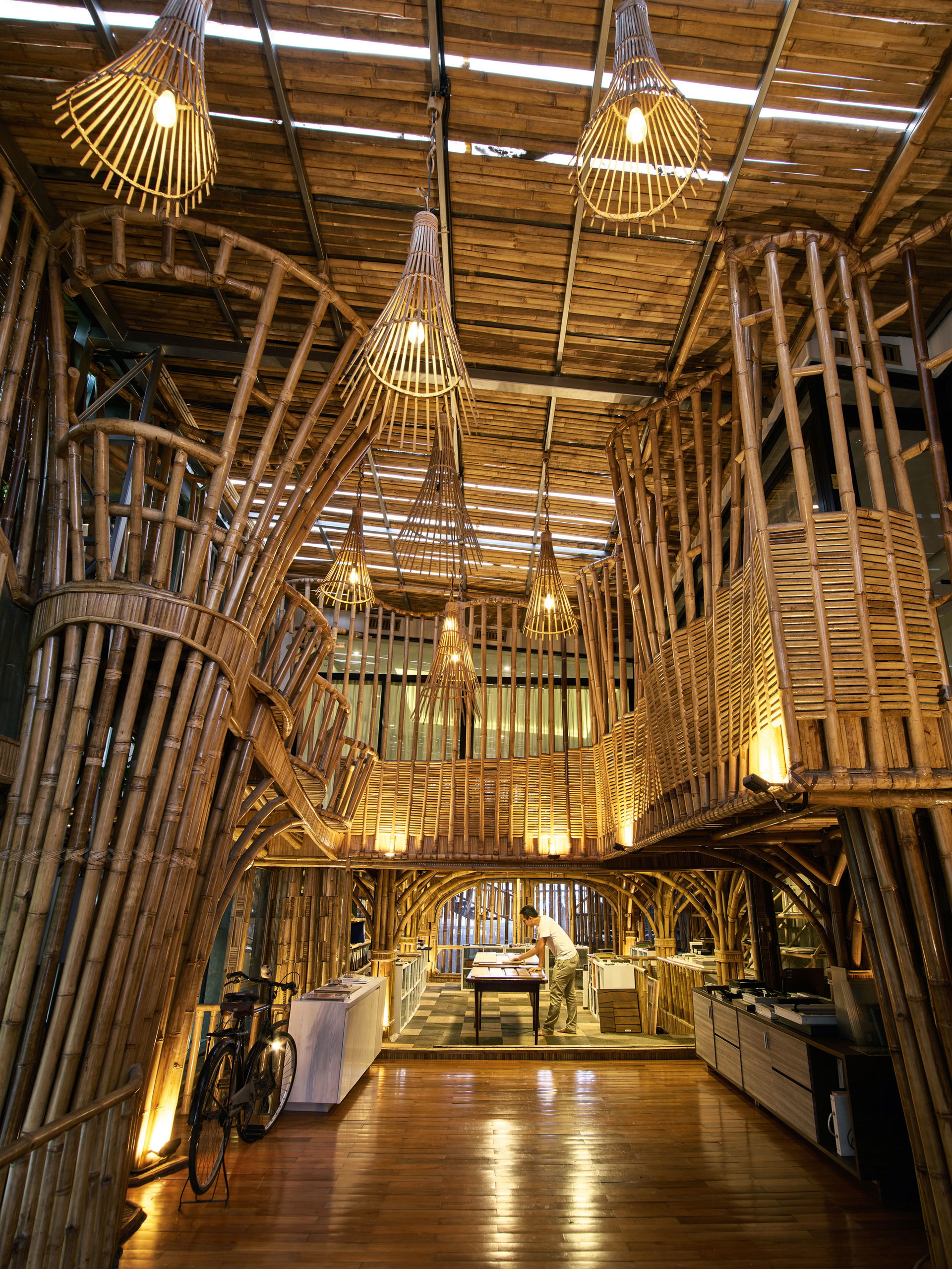 TAMAN VILLA MERUYA,&nbsp;Tangerang, Indonesien: Das außergewöhnliche Mixed-Use-Building in Indonesien beinhaltet eine Wohnung, eine Zahnarztklinik, eine kleine öffentliche Bibliothek sowie die Büroräumlichkeiten des planenden Büros RAW Architecture. Unter den verwendeten Materialien finden sich Holz, Beton und nackter Stahl sowie jede Menge Bambusrohre, die im Inneren zu einer dreidimensionalen, begehbaren Skulptur zusammengebunden wurden. Die Bauweise orientiert sich an den traditionellen Häusern der Region. raw.co.id