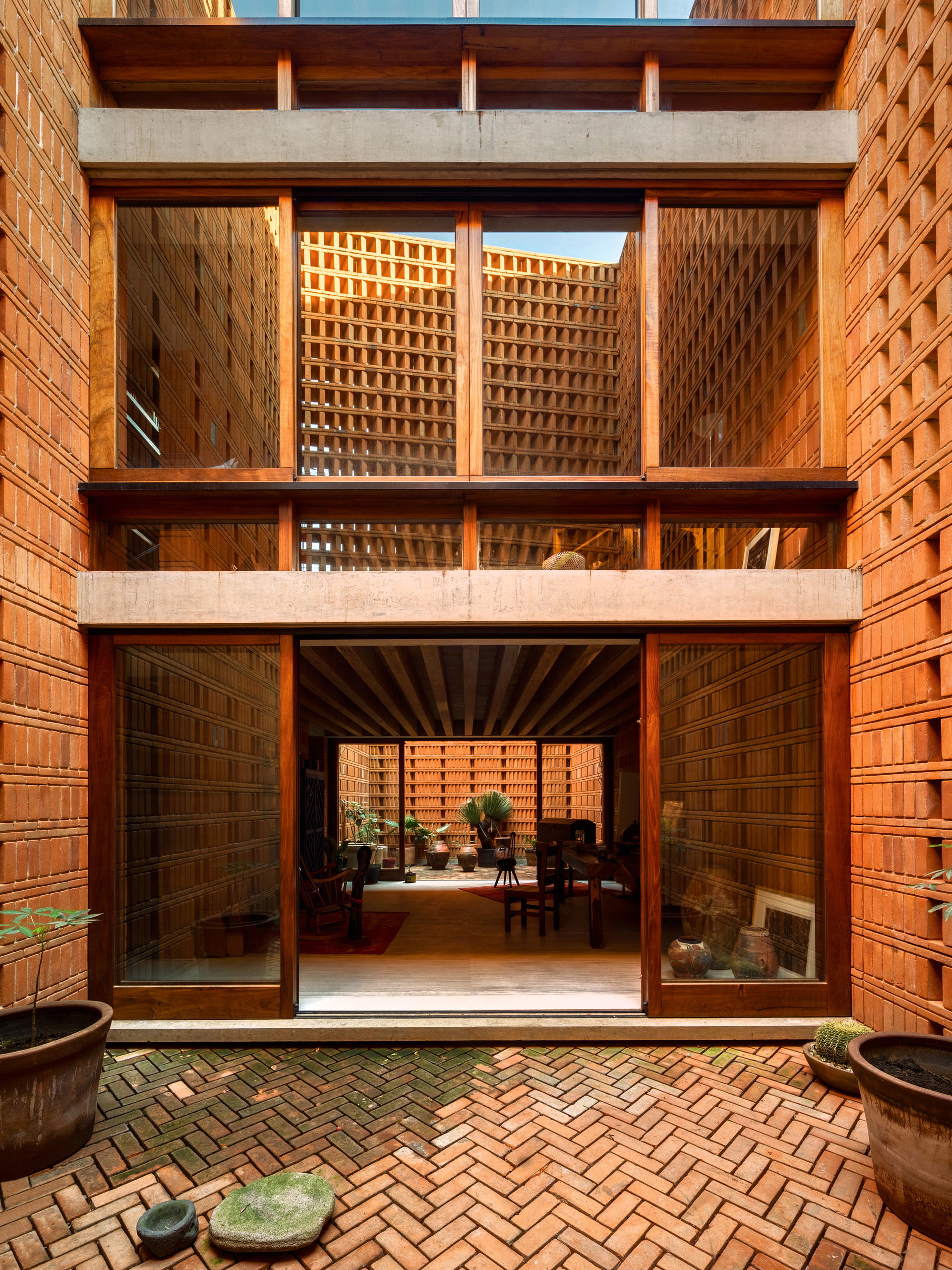 ITURBIDE STUDIO, Mexico City:&nbsp;Auf dieser kleinen Parzelle in Coyoacán, Mexico City, schufen die Architekten Taller Mauricio Rocha und Gabriela Carrillo eine introvertierte Wohnoase aus unverputzten, intensiv ziegelroten Backsteinen. Die Folge aus Innenräumen und Atrien wirkt selbst schon wie ein einziger unverputzter Lehmstein. Dank der feinen Strukturen und unterschiedlichen Mauerverbände erhält das preisgekrönte Haus trotz Roughness eine elegante Detailliertheit.&nbsp;tallerdearquitectura.com.mx