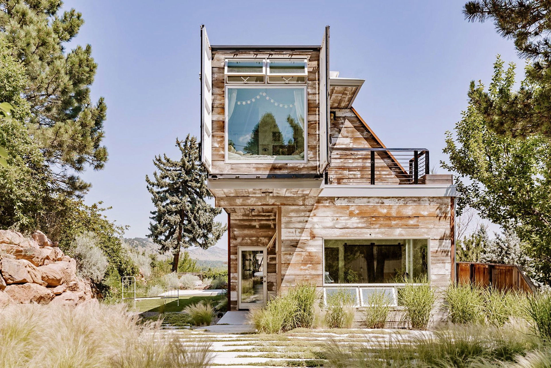 Container House, Boulder, Colorado:&nbsp;Früher schipperten die Stahlcontainer über die Weltmeere. Nun sind sie außer Dienst gestellt und leben am Land als Wohnhaus im wunderschönen Colorado weiter. Die Architekten Mark Gerwing, Mark Gelband und Courtney Loveman stapelten die Kisten zu einer dreidimensionalen Skulptur und verkleideten diese anschließend mit Holzlatten. Aktuell steht das nachhaltige Öko-Haus für 3,15 Millionen US-Dollar (2,67 Millionen Euro) zum Verkauf. mgerwingarch.com