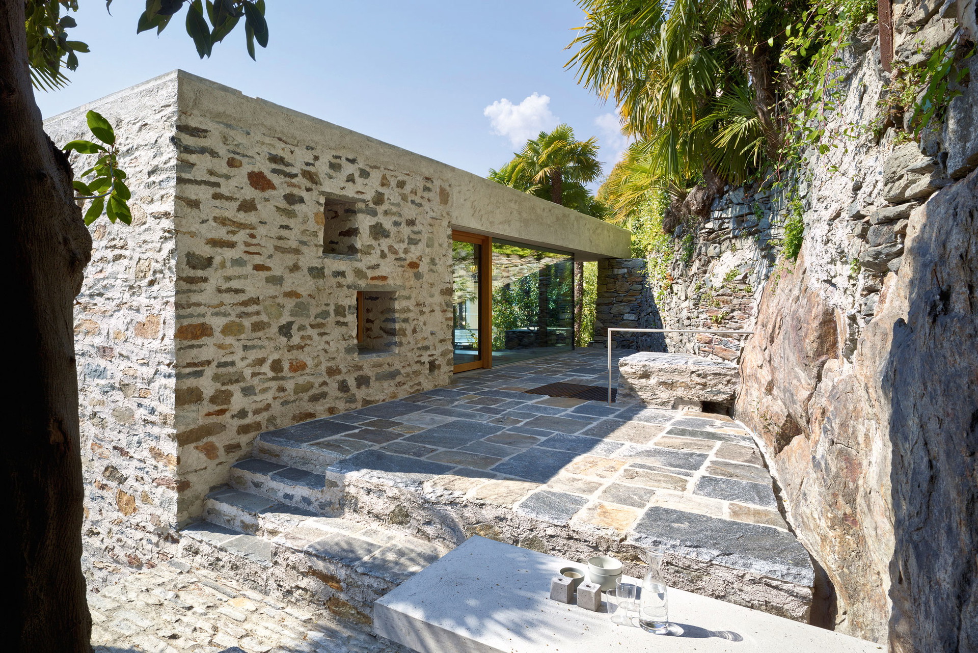 UMBAU EINES STEINHAUSES, Scaiano, Tessin:&nbsp;Scaiano ist ein kleines Dorf am Ufer des Lago Maggiore, nur einen Steinwurf von der italienischen Grenze entfernt. Die Architekten Wespi de Meuron Romeo retteten dieses verfallene Steinhaus vor dem Abbruch, indem sie das bis zu 80 Zentimeter dicke Steingemäuer bewusst in Szene setzten und mit Holz und unverputztem Sichtbeton ergänzten. Das Resultat ist ein Hybrid aus Alt und Neu, aus Archaik und fast zeitloser Eleganz. wdmra.ch