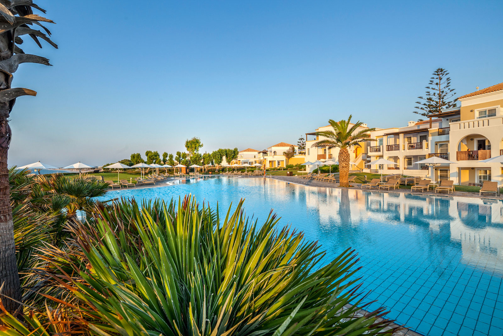 NEPTUNE HOTELS Kos: Die deutschen Eigentümer des Resorts im Norden der Ägäisinsel Kos lassen sich nicht aus der Bahn werfen. Gewinn brachte die Sommersaison heuer keinen, nur Probleme. Aber immerhin hatte das Hotel mit vorbildlichsten Hygienemaßnahmen offen. Und es geht weiter: Die Zimmer werden wie geplant nach und nach saniert, am Nachbargrundstück wird sogar ein neues Boutique-Hotel ent-wickelt. Den Bau bremsen keine Viren, sondern die archäologischen Funde in der Erde. neptune.gr