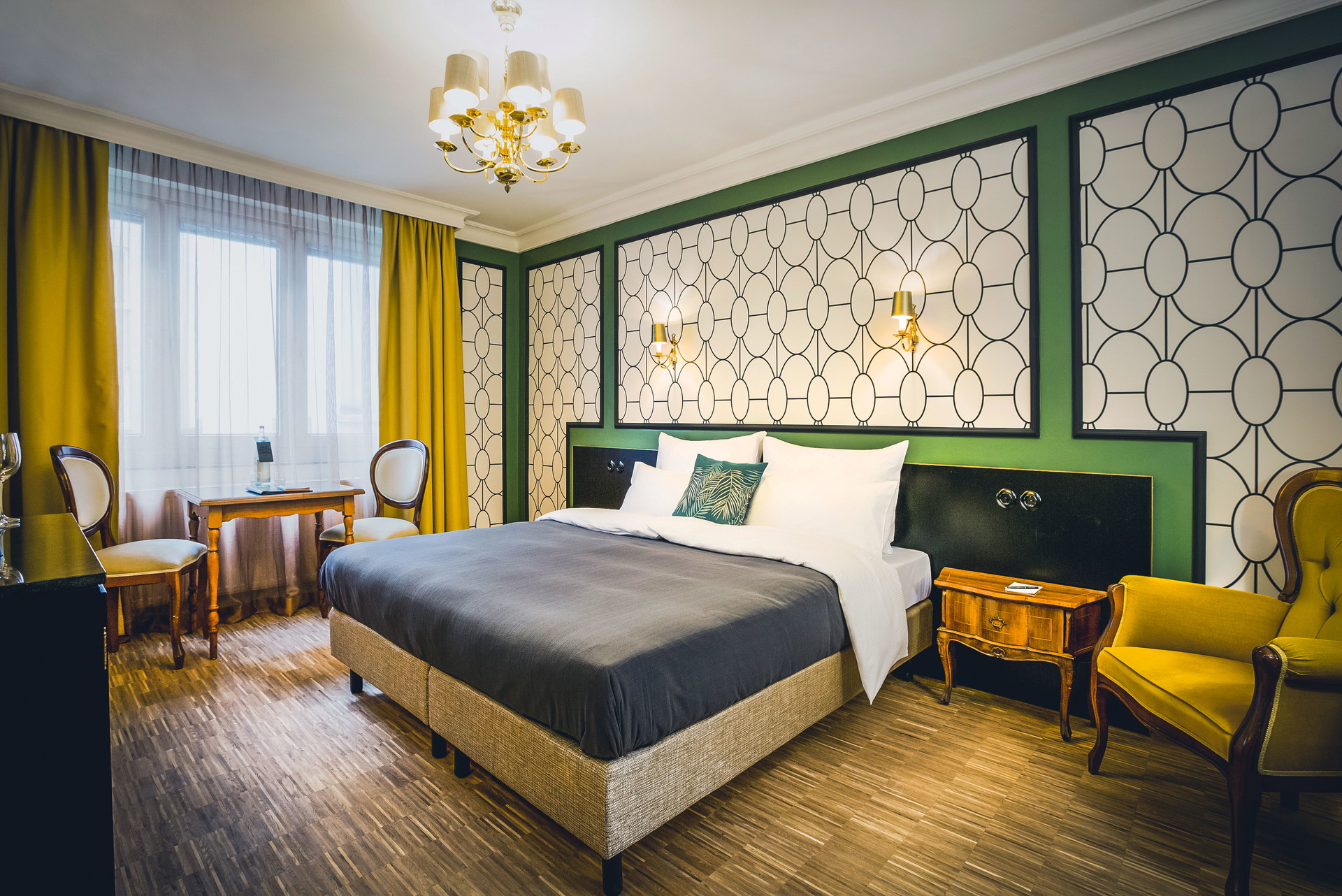 Henri Wien: Haben auf Corona gepfiffen: Die Henri Hotels eröffneten im Juli ihr Haus in der Wiener Lindengasse. Das Lifestyle-Boutique-Konzept aus Deutschland legt Wert auf individuell gestaltete Häuser: Die Einrichtung kombiniert historisches Mobiliar mit passendenTapeten und Stoffen. »Wer nach Wien reist, soll Wien spüren«, heißt es bei Henri, »den Walzertakt, die Beats der Gegen-wart und die Aufbruchsstimmung der Moderne.« Und hoffentlich auch bald die Aufbruchsstimmung der Gegenwart. henri-hotels.com