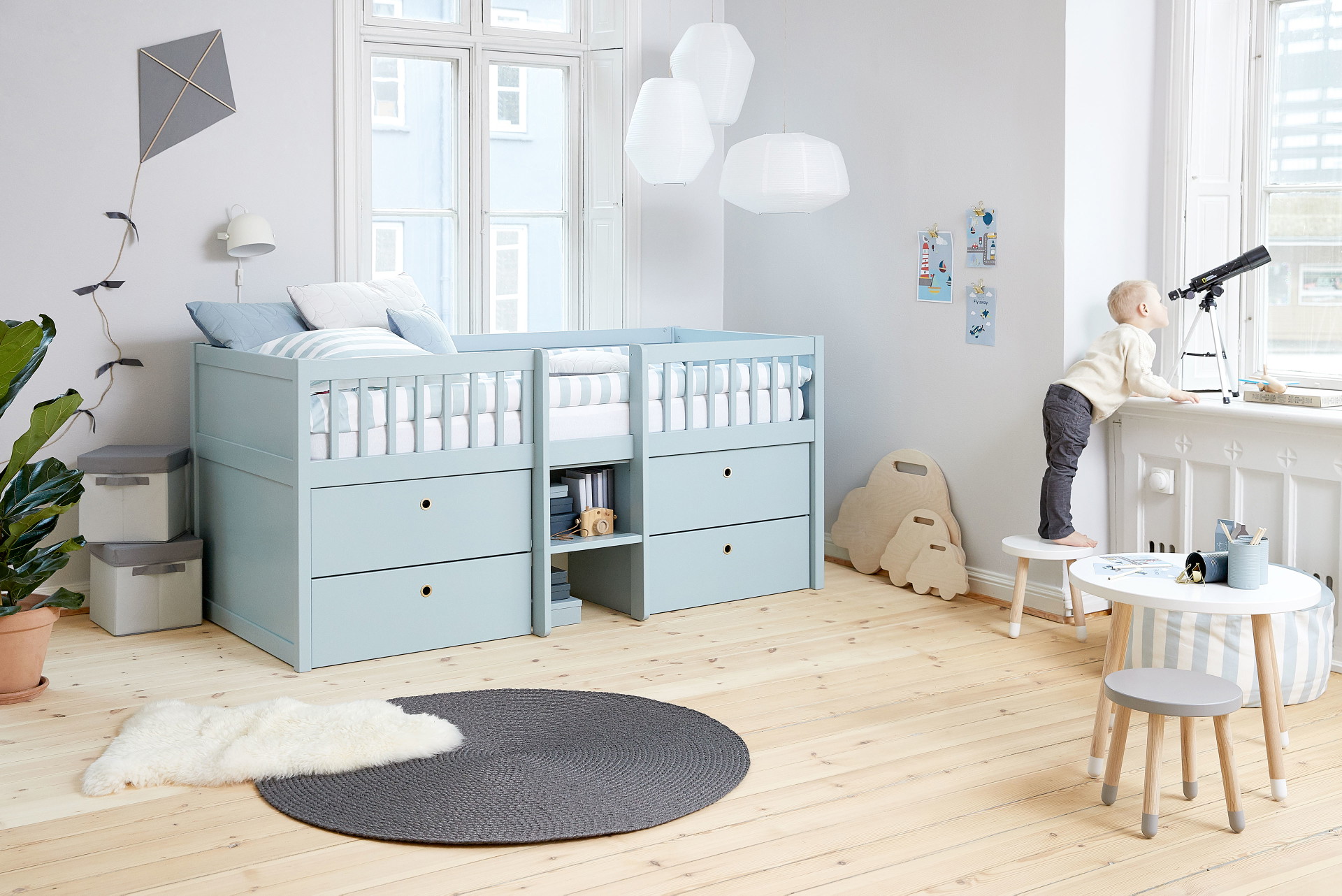 Hoch gestapelt:&nbsp;Das halbhohe Kinderbett »Flexa« bietet genügend Stauraum bei wenig Platz. tausendkind.at