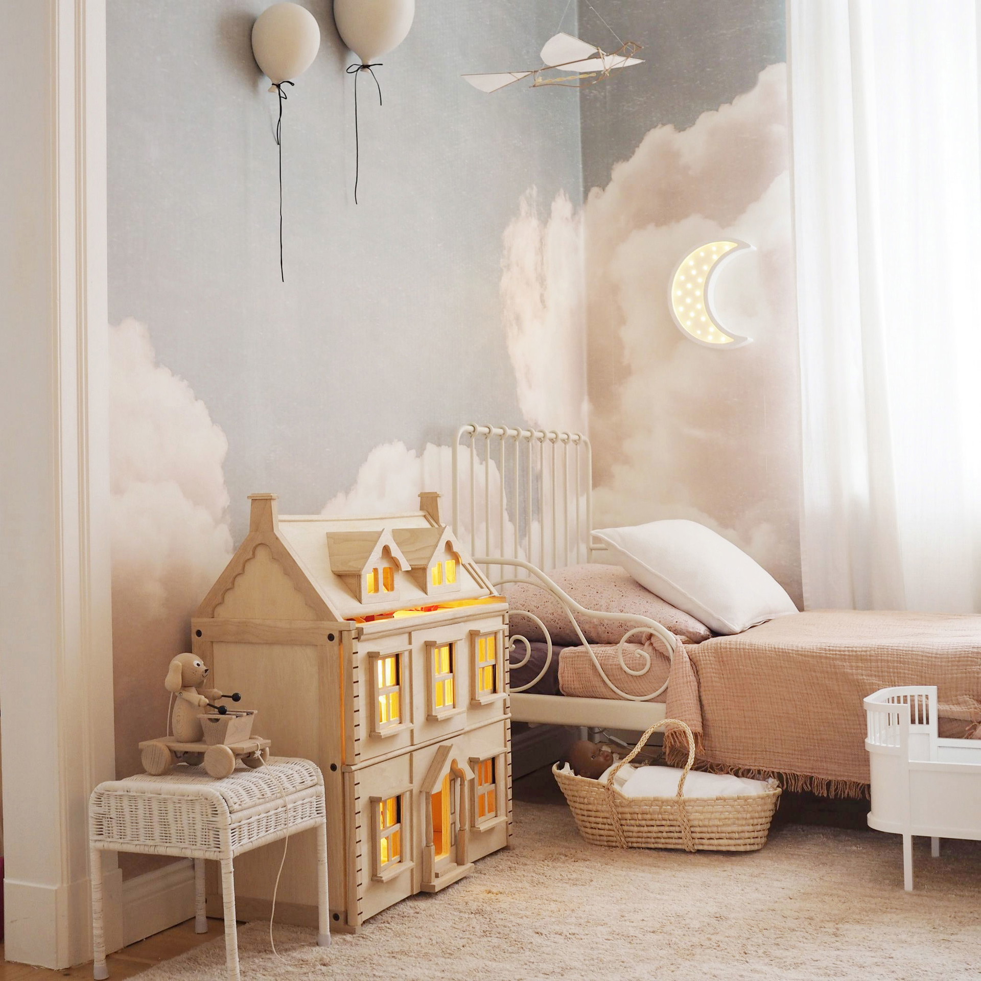 Traumlandschaft:&nbsp;Photowalls sind en vogue und verwandeln Kinderzimmer in romantische Oasen der Ruhe, wie hier mit der Tapete »Blush Clouds Daydream«. photowall.at