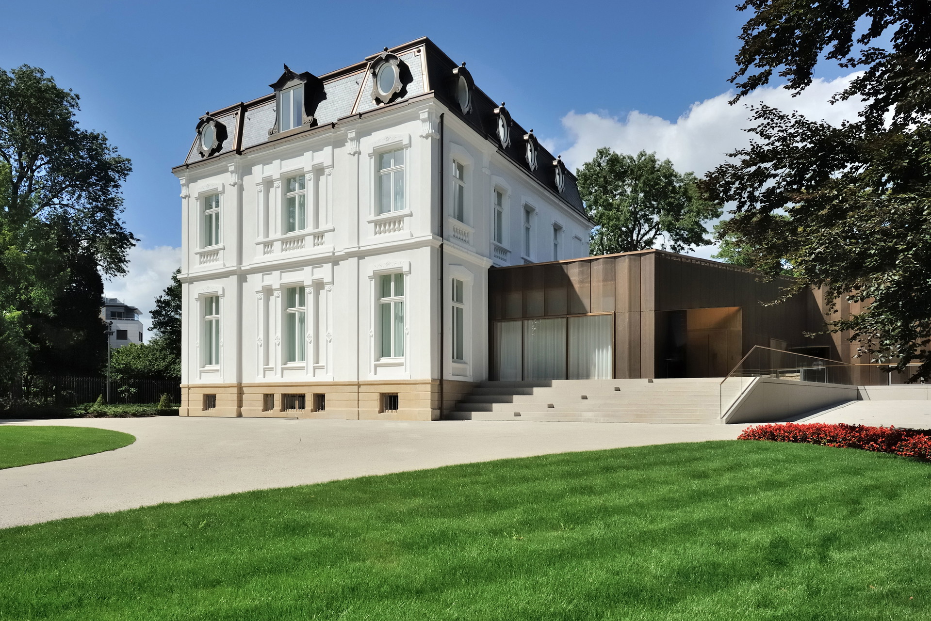 Villa Vauban:&nbsp;Diane Heirend &amp; Philippe Schmit architects, 1873/2010. »Der sensible Anbau legt sich mit sanfter Geste an das Museum aus dem 19.&nbsp;Jahrhundert. Eine Architektur des Wohlfühlens, die eine Atmosphäre der Ruhe ins Herz der Stadt bringt.«