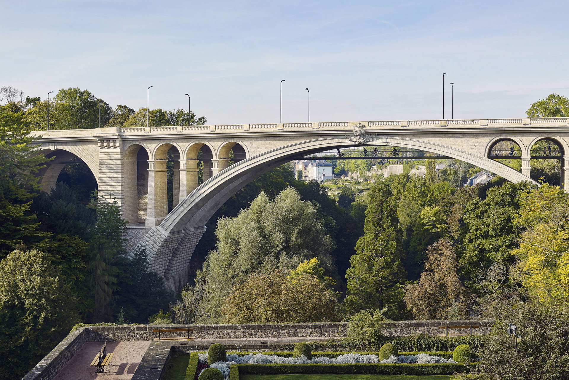Passerelle du Pont Adolphe:&nbsp;CBA Architects, 2017, »Eine Brücke von erstaunlicher Einfachheit, vom ersten Tag an unersetzbar. Die leichte, filigrane Struktur hängt unter der eigentlichen Brü---cke und ist für Radfahrer gedacht, denen sie spektakuläre Blicke ins Tal ermöglicht.«