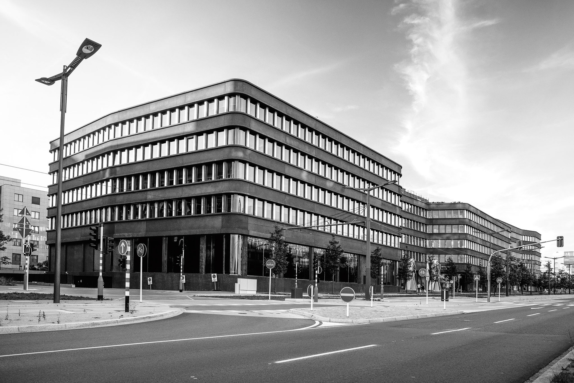 Arendt House:&nbsp;Diener &amp;&nbsp;Diener Arch., 2015, »Urban und ästhetisch, erinnert dieser lang gestreckte, rhythmisierte Bürobau an die Moderne der 30er-Jahre. Ein Gebäude von nüchterner Eleganz, das wirkt, als sei es schon immer an diesem Ort gestanden.«