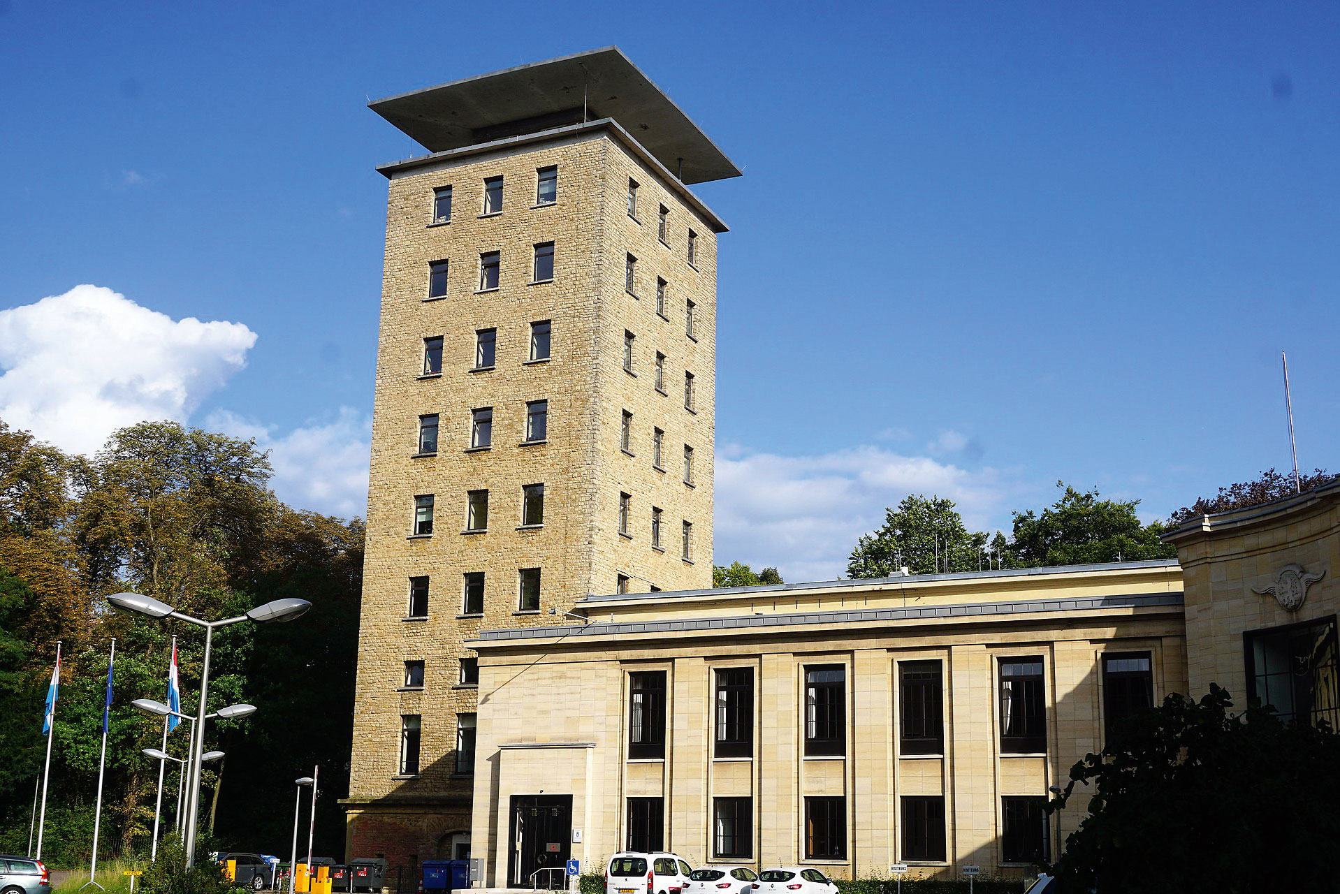 Villa Louvigny:&nbsp;Reuter, Schmidt-Noesen, Schumacher, u.a. 1869–1955, »Ein ikonisches Gebäude, als Sitz des Nationalorchesters und von RTL hat es Musikgeschichte geschrieben. Eine Zeitkapsel der 50er-Jahre – heute eine elegante, zeitlo-se Landmark in der Stadt.«