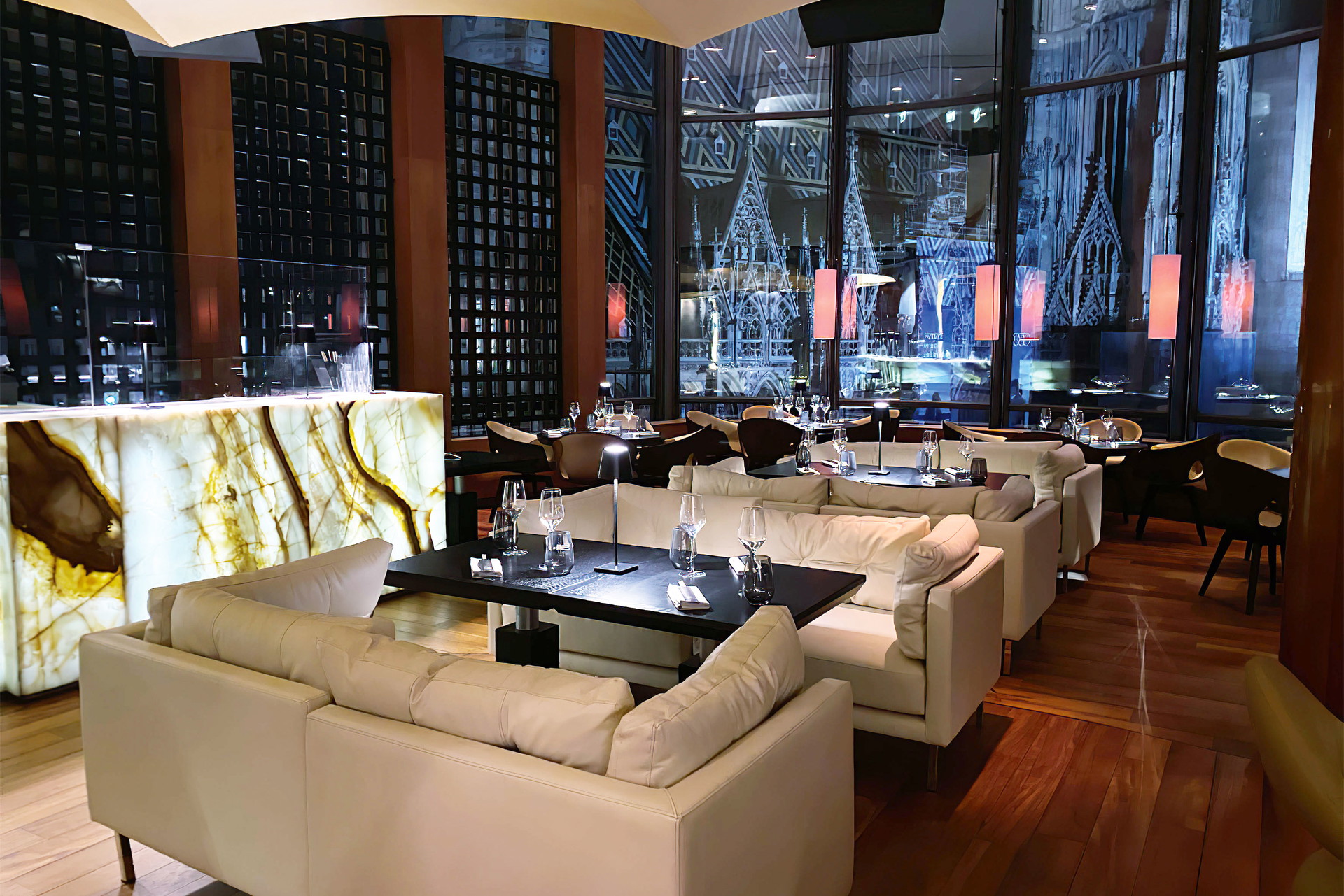Einmaliges Ambiente:&nbsp;Seit Anfang September weht mit dem neu eröffneten »Onyx« ein frischer asiatischer Gastro-Wind im Haas-Haus.&nbsp;docohotel.com