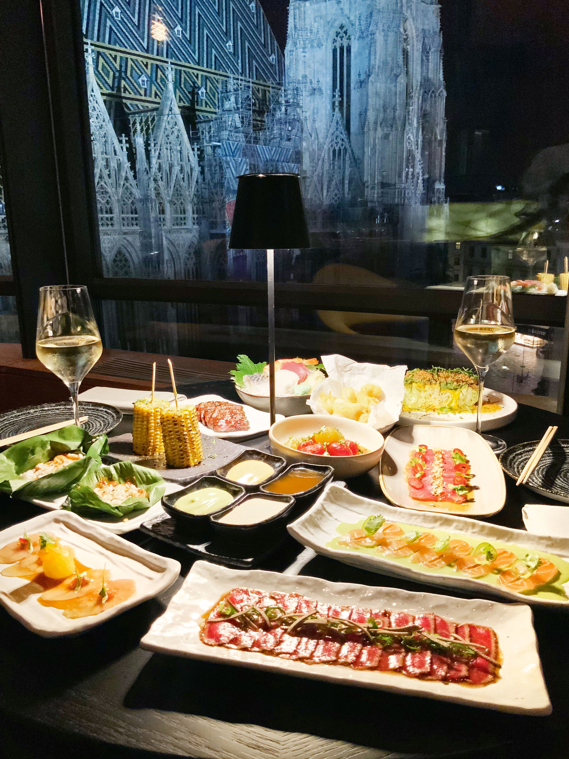 Contemporary Asian Food: Vis-à-vis des Wiener Stephansdoms genießt man Sushi, Gyoza, Bao-Karpfen und weitere asiatische Köstlichkeiten in Spitzenqualität.&nbsp;