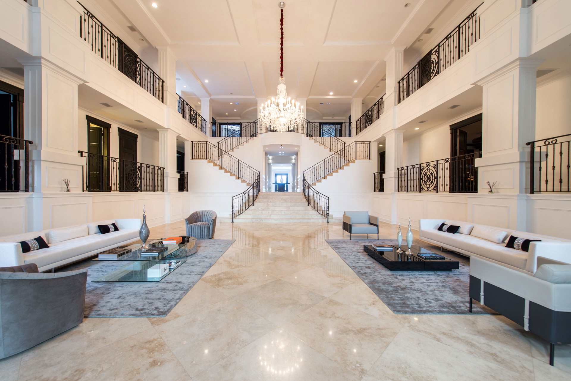 Villa auf Palm Islands: Für 10,85 Millionen Dollar wurde dieses Anwesen auf Palm -Islands in der Biscayne Bay verkauft. Es gehörte dem US-amerikanischen Rapper Bryan »Birdman« Williams. Die Villa verfügt über sieben Schlafzimmer, zwölf Bäder, zwei Pools, ein Kino, zwei Weinkeller, eine Bar aus Onyx und ein Volleyballfeld. Da sie direkt am Meer liegt, gibt es auch ein Dock, das Platz für eine zehn Meter lange Jacht bietet. engelvoelkers.com