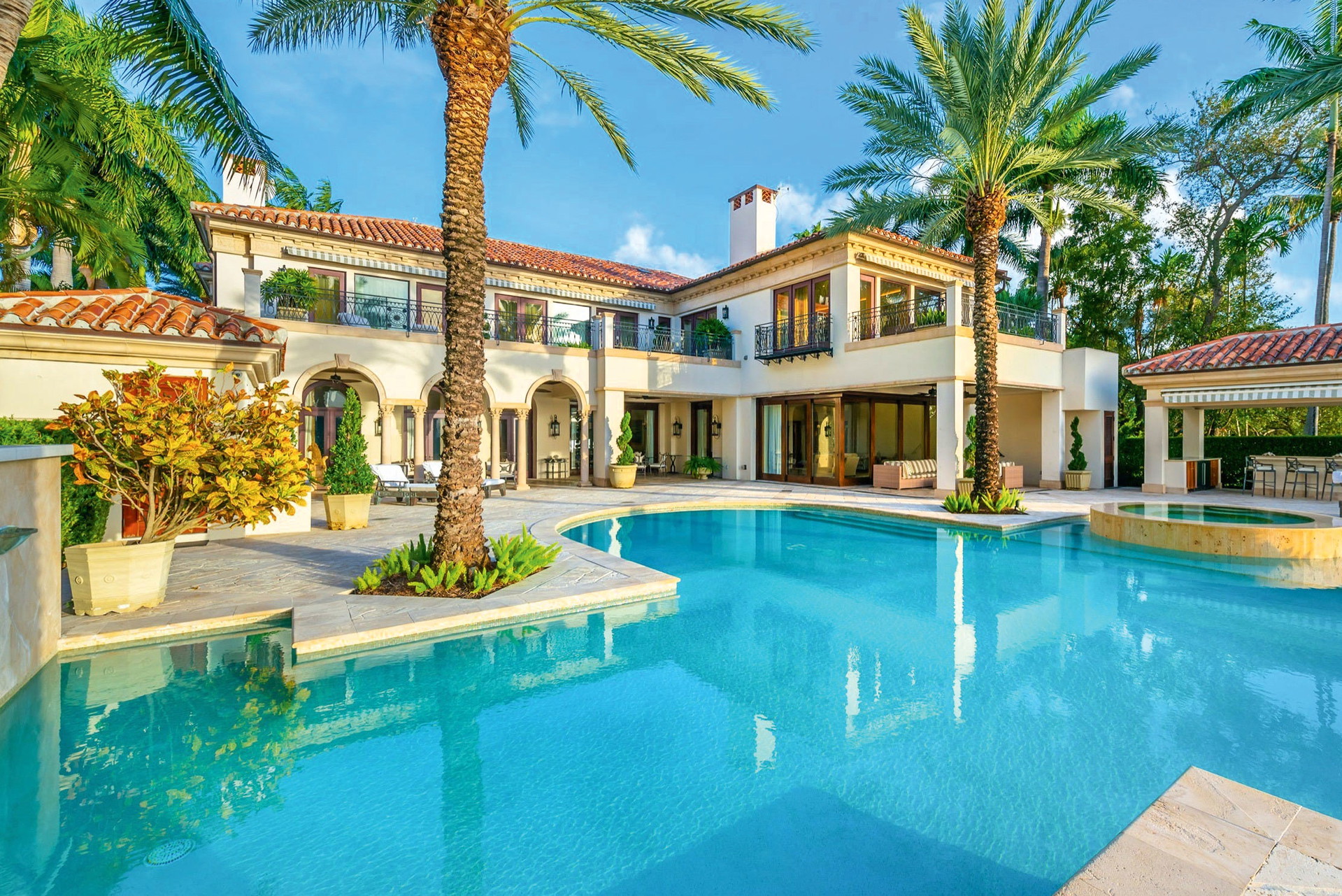 Millionaire’s Row:&nbsp;Star Island ist eine von mehreren künstlichen Inseln in der Biscayne Bay, die nur über Brücken zu erreichen ist. Sie wird oft als »Miami’s Millionaire’s Row« bezeichnet. Hier haben sich Jennifer Lopez und Alex Rodriguez um 40 Millionen Dollar ihren Wohntraum verwirklicht. Das ausgedehnte Pooldeck verfügt über einen Infinity-Pool mit Spa und Blick auf die Bucht und die Skyline von Miami. toptenrealestatedeals.com