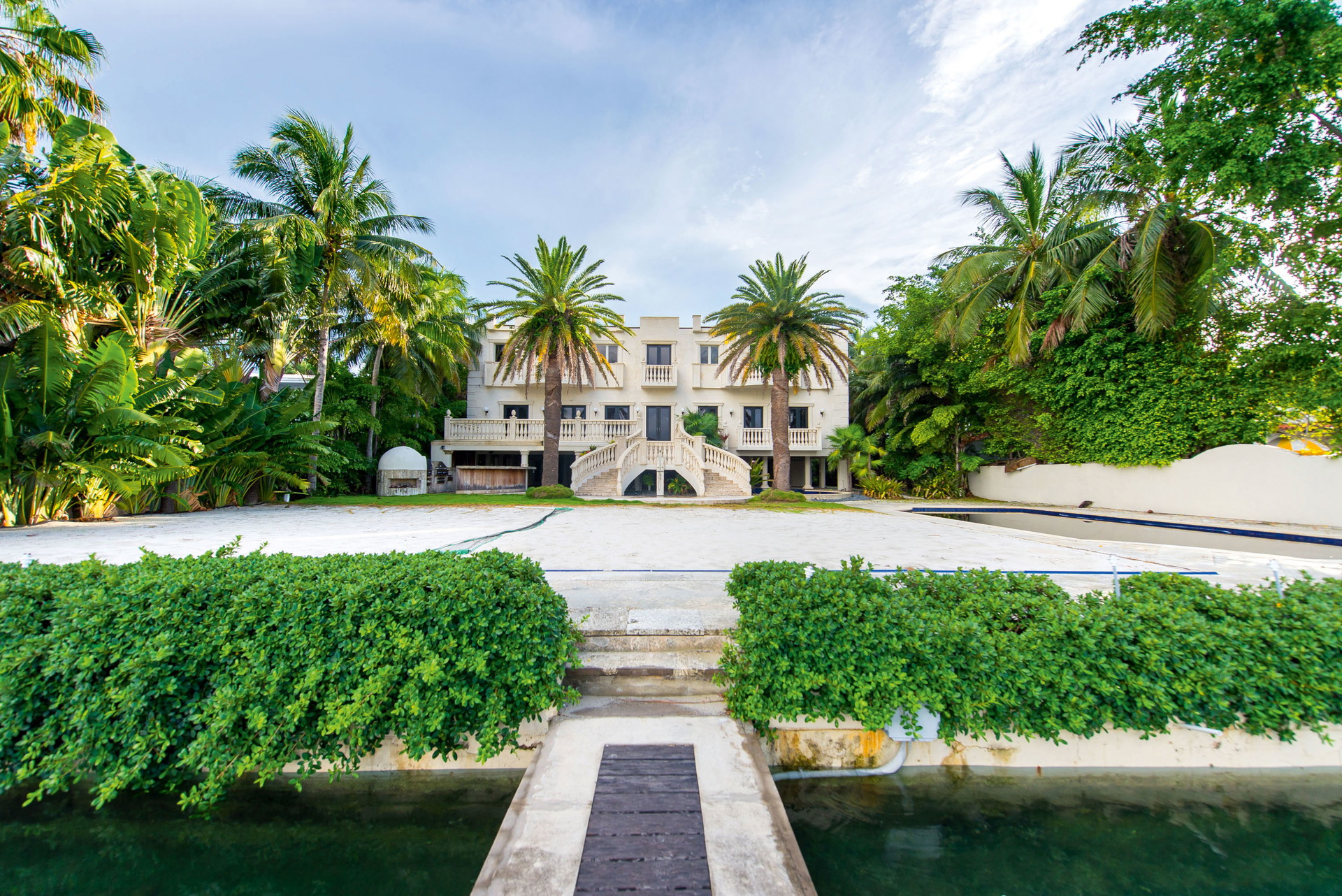 Villa auf Palm Islands: Für 10,85 Millionen Dollar wurde dieses Anwesen auf Palm -Islands in der Biscayne Bay verkauft. Es gehörte dem US-amerikanischen Rapper Bryan »Birdman« Williams. Die Villa verfügt über sieben Schlafzimmer, zwölf Bäder, zwei Pools, ein Kino, zwei Weinkeller, eine Bar aus Onyx und ein Volleyballfeld. Da sie direkt am Meer liegt, gibt es auch ein Dock, das Platz für eine zehn Meter lange Jacht bietet. engelvoelkers.com